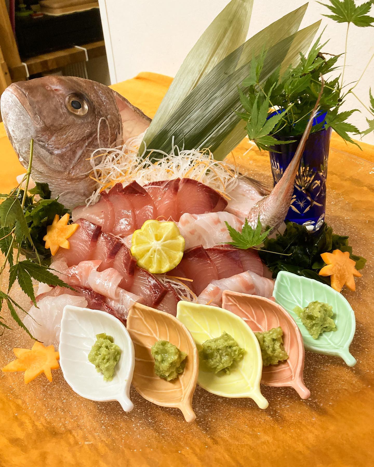 【おはしどころ菜でしこ】
〜鯛の姿造り️〜
⁡
⁡
⁡
七五三のお祝い料理️
⁡
お昼の貸し切りコースで
お出ししました
⁡
⁡
鯛の白と鰤の赤で
紅白を演出してあります！
⁡
⁡
そのまま
お刺身はもちろん、
⁡
しゃぶしゃぶのお出汁で
鯛のしゃぶしゃぶ、
鰤のしゃぶしゃぶ、
⁡
⁡
寿司めしをお出しして
さらにしゃぶしゃぶ寿司、
⁡
⁡
鯛のかぶとと
残った鯛の身で
鯛めしにして。
⁡
⁡
余すところなく
鯛を堪能していただきました
⁡
⁡
⁡
⁡
【埼玉県本庄駅徒歩30秒】
【月曜定休】
【駐車場️3台有り】
【インスタのメッセージお問合せ】
【詳しくはプロフールまで】
⁡
⁡
⁡
⁡
＃アルバイト募集中です️
⁡