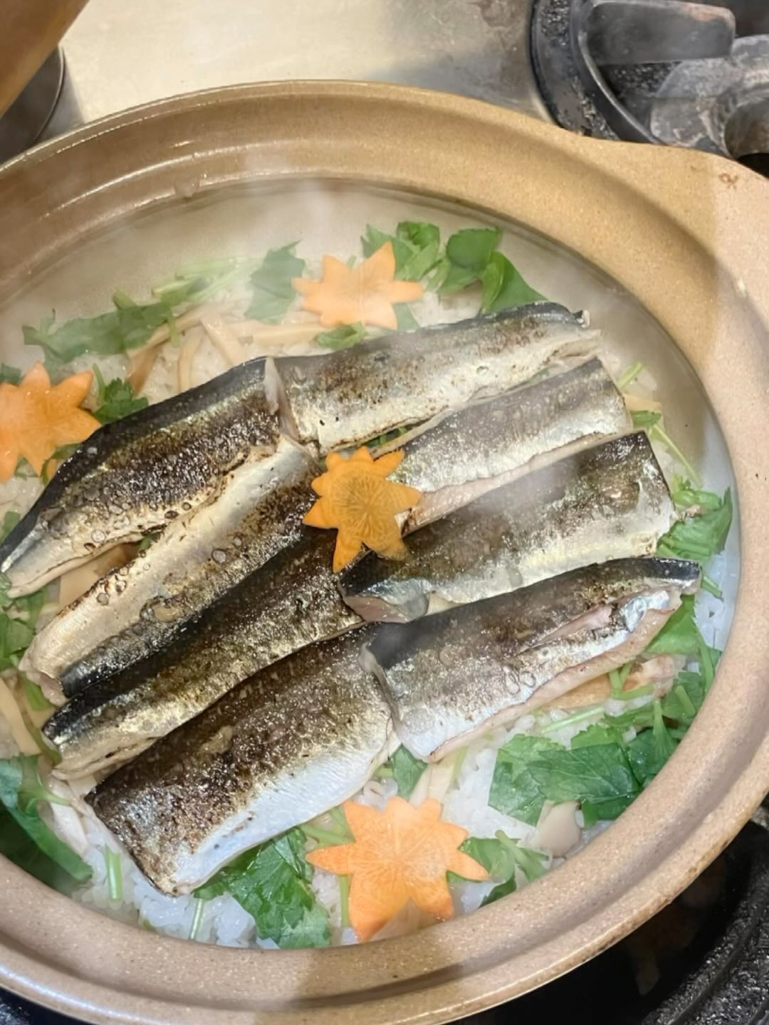 【おはしどころ菜でしこ】
〜秋刀魚と松茸の土鍋ごはん〜
⁡
⁡
初物のさんまと初物の松茸。
⁡
⁡
新潟産のこしひかりを使った
炊き立ての土鍋ごはん。
⁡
⁡
秋の始まりを感じる
贅沢な〆のお料理です
⁡
⁡
⁡
⁡
⁡
⁡
〜パート・アルバイト募集中️〜
⁡
一緒にお店を
盛り上げていただける方を
募集中です️
⁡
⁡
・時給1030 円
⁡
・募集人数＝1人(ホールスタッフ)
⁡
・18:00〜23:00(変動あり)
　
・おいしいまかない付き
　(持ち帰りでも大丈夫です)
⁡
落ち着いた雰囲気のお店で
お客様も良い方ばかりです
⁡
⁡
今勤めてもらっているアルバイトさんも
優しい性格の人達なので
働きやすいと思いますよ
⁡
超超人気店にする為、
チカラを貸してください🤲🤲
⁡
〜お問い合わせ〜
⁡
お店　0495-23-3058
携帯　080-3455-4951
インスタDMでも大丈夫です‍♂️
⁡
⁡
【埼玉県本庄駅徒歩30秒】
【月曜定休】
【駐車場️3台有り】
【インスタのメッセージお問合せ】
【詳しくはプロフールまで】
⁡
※インボイス対応しております
⁡