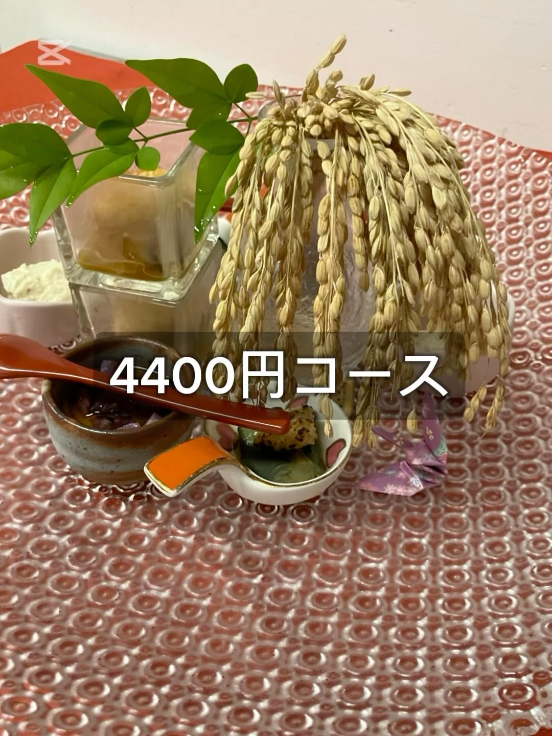 【おはしどころ菜でしこ】
〜4400円コース料理〜
⁡
⁡
美味しいお料理を少しずつ
色々召し上がりたい方は
コース料理がお得&オススメ
⁡
⁡
料理は
季節や仕入れによって内容は変わります。
⁡
⁡
また、
コース料理を召し上がっていただいた方の
すべてのお客様の献立を取ってあるので、
ご予約時に言っていただければ、
また違ったお料理でおもてなし
させていただきます
⁡
⁡
コース料理は
⁡
・4400円
・5500円
・6600円
〜
・11000円
(税込)
⁡
⁡
値段が上がる事に品数が増えて
高級食材が入ってくる感じです。
⁡
全体の量はあまり変わりません。
⁡
⁡
お嫌いな食材やアレルギーがある方は
遠慮なくおっしゃってくださいね
⁡
⁡
⁡
〜パート・アルバイト募集中️〜
⁡
一緒にお店を
盛り上げていただける方を
募集中です️
⁡
⁡
・時給1030 円
⁡
・募集人数＝1人(ホールスタッフ)
⁡
・18:00〜23:00(変動あり)
　
・おいしいまかない付き
　(持ち帰りでも大丈夫です)
⁡
落ち着いた雰囲気のお店で
お客様も良い方ばかりです
⁡
⁡
今勤めてもらっているアルバイトさんも
優しい性格の人達なので
働きやすいと思いますよ
⁡
超超人気店にする為、
チカラを貸してください🤲🤲
⁡
〜お問い合わせ〜
⁡
お店　0495-23-3058
携帯　080-3455-4951
インスタDMでも大丈夫です‍♂️
⁡
⁡
【埼玉県本庄駅徒歩30秒】
【月曜定休】
【駐車場️3台有り】
【インスタのメッセージお問合せ】
【詳しくはプロフールまで】
⁡
※インボイス対応しております
⁡