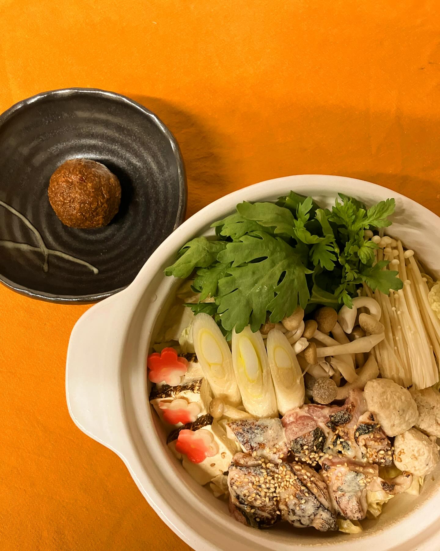 【おはしどころ菜でしこ】
〜味変する桜姫とりの豆乳坦々鍋〜
⁡
⁡
⁡
“3段階の味変”で
食べ飽きないお鍋
⁡
⁡
⁡
・最初はまろやかな豆乳鍋を
　柚子こしょうを付けて。
　　　　↓
・鶏坦々そぼろを入れて味変。
　辛味が足りない方だけ
　ラー油をかけてください。
　　　　↓
・最後は雑炊。
　濃醇なスープに薬味やトマトを
　加えてすっきり召し上がれる様に
　仕上げます。
⁡
⁡
⁡
⁡
1か月以上試作と試食を繰り返して
やっと完成しました！
⁡
こだわりの詰まった
創作鍋！
ぜひ一度食べてください
⁡
⁡
⁡
〜パート・アルバイト募集中️〜
⁡
一緒にお店を
盛り上げていただける方を
募集中です️
⁡
⁡
・時給1080 円
⁡
・募集人数＝1人(ホールスタッフ)
⁡
・18:00〜23:00(変動あり)
⁡
・おいしいまかない付き
　(持ち帰りでも大丈夫です)
⁡
落ち着いた雰囲気のお店で
お客様も良い方ばかりです
⁡
⁡
今勤めてもらっているアルバイトさんも
優しい性格の人達なので
働きやすいと思いますよ
⁡
超超人気店にする為、
チカラを貸してください🤲
⁡
〜お問い合わせ〜
⁡
お店　0495-23-3058
携帯　080-3455-4951
インスタDMでも大丈夫です‍♂️
⁡
⁡
【埼玉県本庄駅徒歩30秒】
【月曜定休】
【駐車場️3台有り】
【インスタのメッセージお問合せ】
【詳しくはプロフールまで】
⁡
※インボイス対応しております
⁡