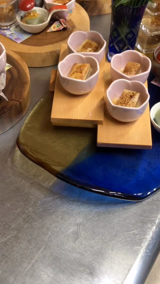 【おはしどころ菜でしこ】
〜お通し〜
⁡
⁡
昨日は貸し切りでのご利用
ありがとうございました️
⁡
⁡
コース料理の1品目は
少量4品の盛り合わせ。
⁡
⁡
・マグロつみれの揚げ出し
・とうもろこしと塩コブのお豆腐
・刺身こんにゃく
・こうや豆腐炙りチーズ焼き
⁡
⁡
⁡
みなさん楽しそうにされていて
アルバイトさんも頑張ってくれていて。
⁡
こういう時に
お店やって良かったなと感じます️
⁡
⁡
またお待ちしてます
⁡
⁡
(貸し切りは8名様よりです)
⁡
⁡
【埼玉県本庄駅徒歩30秒】
【月曜定休】
【駐車場️3台有り】
【インスタのメッセージお問合せ】
【詳しくはプロフールまで】
⁡
※インボイス対応しております
⁡
⁡
