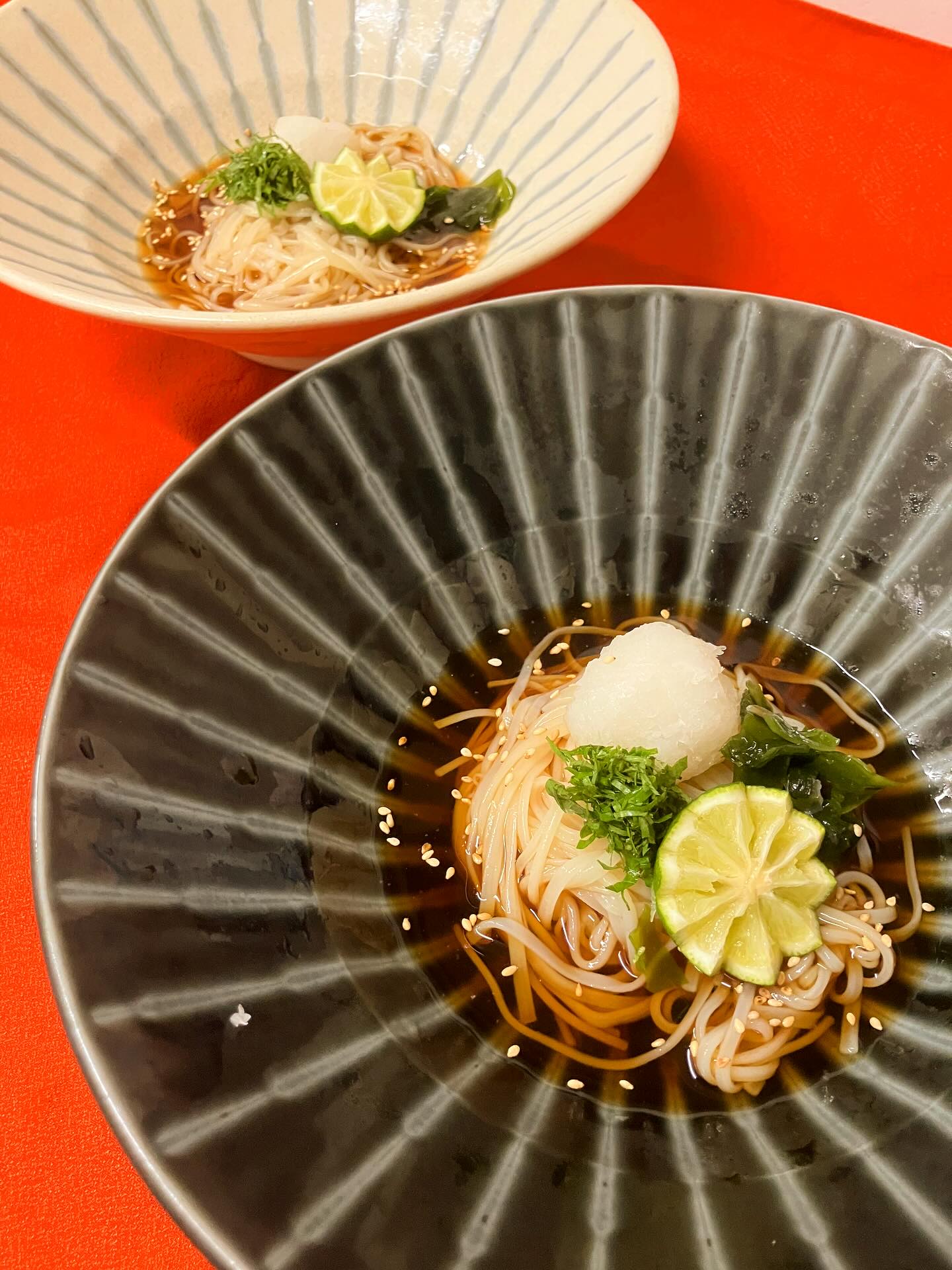 【おはしどころ菜でしこ】
〜すだちおろしうどん〜
⁡
⁡
コースの〆のお料理
⁡
⁡
お寿司やお肉など
召し上がっていただいたので
さっぱりとしたおうどんで
〆ていただきます。
⁡
⁡
お腹がいっぱいでも
喉越しのいい稲庭うどんなので
するっと食べられます
⁡
⁡
⁡
⁡
〜パート・アルバイト募集中〜
⁡
一緒にお店を
盛り上げていただける方を
募集中です
⁡
⁡
・時給1080円
⁡
・募集人数＝1人(ホールスタッフ)
⁡
・18:00〜23:00(変動あり)
　
・おいしいまかない付き
　(持ち帰りでも大丈夫です)
⁡
落ち着いた雰囲気のお店で
お客様も良い方ばかりです
⁡
⁡
今勤めてもらっているアルバイトさんも
優しい性格の人達なので
働きやすいと思いますよ
⁡
超超人気店にする為、
チカラを貸してください🤲🤲
⁡
〜お問い合わせ〜
⁡
お店　0495-23-3058
携帯　080-3455-4951
インスタDMでも大丈夫です‍♂
⁡
⁡
【埼玉県本庄駅徒歩30秒】
【月曜定休】
【駐車場3台有り】
【インスタのメッセージお問合せ】
【詳しくはプロフールまで】
⁡
※インボイス対応しております
⁡
⁡
⁡