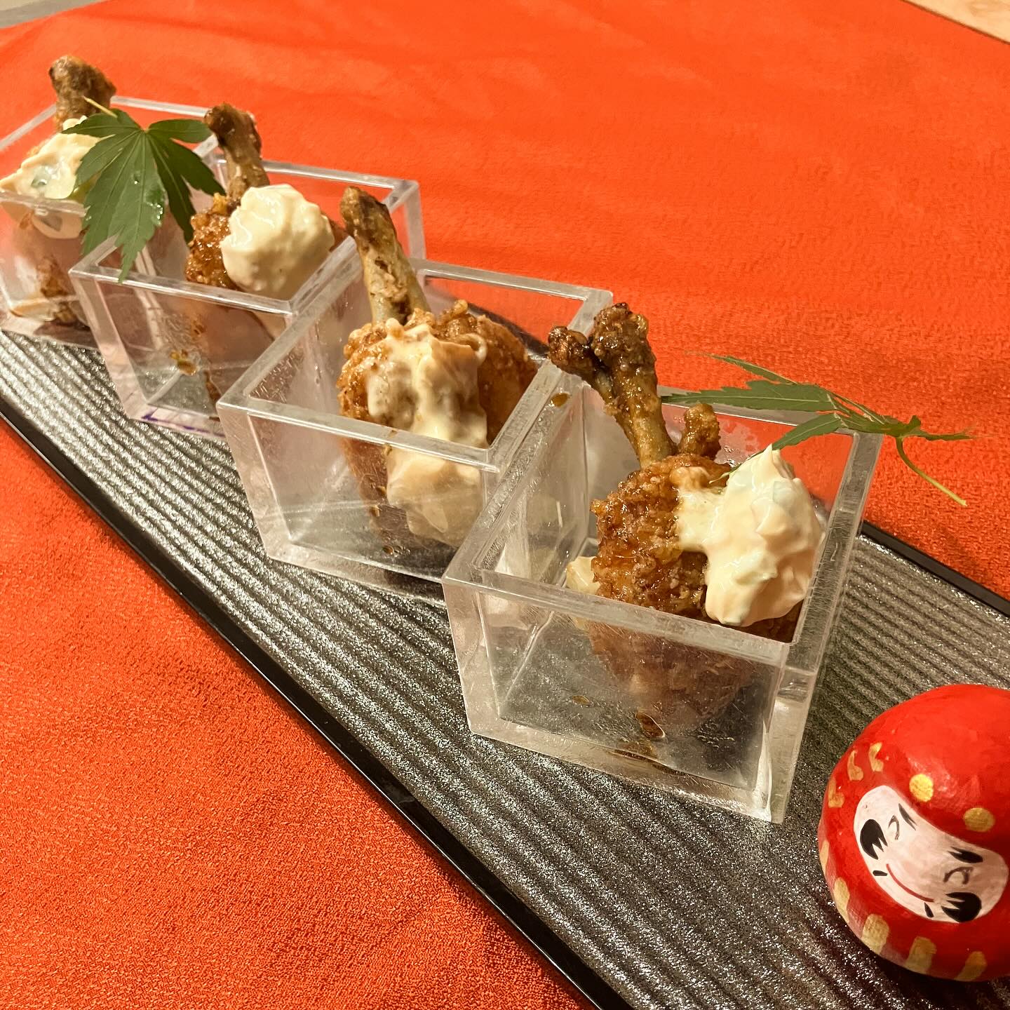 【おはしどころ菜でしこ】
〜鶏手羽の唐揚げ〜
⁡
⁡
⁡
鶏の手羽先を食べやすく
チューリップ型に
⁡
⁡
超低温の油でじっっくり揚げてから
余熱で火を通し、
サッと高温で揚げてありるので
中はしっとりジューシー、外はカリッ
⁡
⁡
⁡
老若男女みんな大好きな
照り焼きのタレを絡めて、
自家製梅タルタルをかけて
⁡
⁡
間違いなくおいしいです
⁡
⁡
⁡
⁡
⁡
⁡
〜パート・アルバイト募集中〜
⁡
一緒にお店を
盛り上げていただける方を
募集中です
⁡
⁡
・時給1080円
⁡
・募集人数＝1人(ホールスタッフ)
⁡
・18:00〜23:00(変動あり)
　
・おいしいまかない付き
　(持ち帰りでも大丈夫です)
⁡
落ち着いた雰囲気のお店で
お客様も良い方ばかりです
⁡
⁡
今勤めてもらっているアルバイトさんも
優しい性格の人達なので
働きやすいと思いますよ
⁡
超超人気店にする為、
チカラを貸してください🤲🤲
⁡
〜お問い合わせ〜
⁡
お店　0495-23-3058
携帯　080-3455-4951
インスタDMでも大丈夫です‍♂
⁡
⁡
【埼玉県本庄駅徒歩30秒】
【月曜定休】
【駐車場3台有り】
【インスタのメッセージお問合せ】
【詳しくはプロフールまで】
⁡
※インボイス対応しております
⁡
⁡
⁡