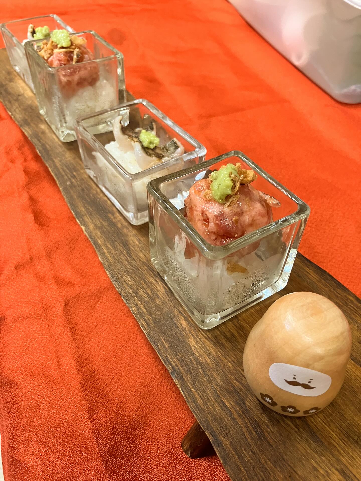 【おはしどころ菜でしこ】
〜小さなお寿司〜
⁡
⁡
コース料理の中盤に
少しだけのお寿司
(写真は2名様分)
⁡
⁡
・まぐろたたき
・たちうお炙り
⁡
⁡
自分自身、お寿司が大好きなので
⁡
⁡
コース料理の焼き物とか
揚げ物とかの間に、
少し流れを変えてお出しました
⁡
⁡
⁡
⁡
⁡
⁡
 〜パート・アルバイト募集中〜 
⁡
⁡
一緒にお店を盛り上げてくれる方を募集しています
⁡
・時給1150円
・募集人数：1人（ホールスタッフ）
・勤務時間：18:00〜23:00（変動あり）
・おいしいまかない付き（持ち帰りOK）
⁡
落ち着いた雰囲気のお店で、
お客様もスタッフも優しい方ばかりです
⁡
「働きやすい」「学びがある」環境を目指しています。
超人気店を一緒につくりましょう🤲
⁡
⸻
⁡
【お問い合わせ】
お店：0495-23-3058
携帯：080-3455-4951
DMでもOK‍♂
⁡
【本庄駅徒歩30秒】
【月曜定休】
【駐車場3台あり】
【インボイス対応済】
詳しくはプロフィールまで
⁡
〜お問い合わせ〜
⁡
お店　0495-23-3058
携帯　080-3455-4951
インスタDMでも大丈夫です‍♂
⁡
⁡
【埼玉県本庄駅徒歩30秒】
【月曜定休】
【駐車場3台有り】
【インスタのメッセージお問合せ】
【詳しくはプロフールまで】
⁡
※インボイス対応しております
⁡
⁡
⁡