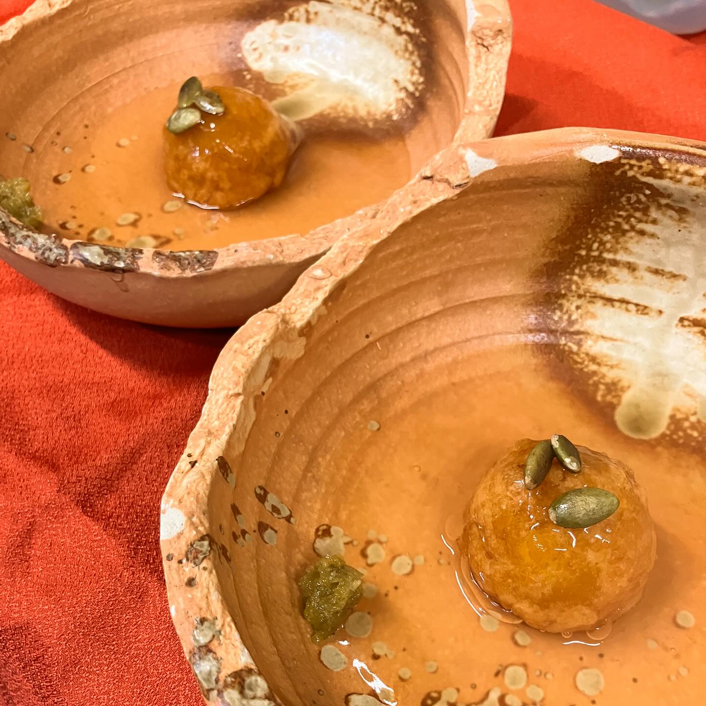 【おはしどころ菜でしこ】
〜秋かぼちゃの揚げ出し〜
⁡
⁡
⁡
外はサックリ、中はトロトロ。
⁡
⁡
かぼちゃを2週間追熟してから
煮付けてペースト状にし、
片栗粉をつけて揚げてあります。
⁡
⁡
かぼちゃ本来の自然な甘さを引き出し
かつお出汁香るあんかけと
味を引き締めるための
ゆず胡椒を添えて。
⁡
⁡
秋の新メニューの1つで、
めちゃくちゃ自信作です
⁡
⁡
⁡
⁡
⁡
⁡
⁡
⁡
⁡
〜パート・アルバイト募集中〜
⁡
一緒にお店を
盛り上げていただける方を
募集中です
⁡
⁡
・時給1080円
⁡
・募集人数＝1人(ホールスタッフ)
⁡
・18:00〜23:00(変動あり)
　
・おいしいまかない付き
　(持ち帰りでも大丈夫です)
⁡
落ち着いた雰囲気のお店で
お客様も良い方ばかりです
⁡
⁡
今勤めてもらっているアルバイトさんも
優しい性格の人達なので
働きやすいと思いますよ
⁡
超超人気店にする為、
チカラを貸してください🤲🤲
⁡
〜お問い合わせ〜
⁡
お店　0495-23-3058
携帯　080-3455-4951
インスタDMでも大丈夫です‍♂
⁡
⁡
【埼玉県本庄駅徒歩30秒】
【月曜定休】
【駐車場3台有り】
【インスタのメッセージお問合せ】
【詳しくはプロフールまで】
⁡
※インボイス対応しております
⁡
⁡
⁡