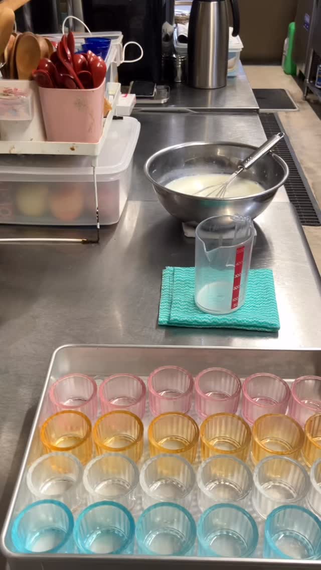 【おはしどころ菜でしこ】
〜杏仁豆腐〜
⁡
⁡
デザートも心を込めて手作り️
⁡
⁡
杏仁豆腐は
上に冷凍いちごと練乳や
北海道産あずき、
シャインマスカットなどなど
乗せてアレンジ。
⁡
⁡
最近の
コース料理のデザートは
この杏仁豆腐とカラメルプリンの
2種盛りをお出ししてます
⁡
⁡
⁡
⁡
⁡
⁡
⁡
 〜パート・アルバイト募集中〜 
⁡
⁡
一緒にお店を盛り上げてくれる方を募集しています️
⁡
・時給1150円
・募集人数：1人（ホールスタッフ）
・勤務時間：18:00〜23:00（変動あり）
・おいしいまかない付き（持ち帰りOK）
⁡
落ち着いた雰囲気のお店で、
お客様もスタッフも優しい方ばかりです
⁡
「働きやすい」「学びがある」環境を目指しています。
超人気店を一緒につくりましょう🤲
⁡
⸻
⁡
【お問い合わせ】
お店：0495-23-3058
携帯：080-3455-4951
DMでもOK‍♂️
⁡
【本庄駅徒歩30秒】
【月曜定休】
【駐車場3台あり】
【インボイス対応済】
詳しくはプロフィールまで
⁡
〜お問い合わせ〜
⁡
お店　0495-23-3058
携帯　080-3455-4951
インスタDMでも大丈夫です‍♂️
⁡
⁡
【埼玉県本庄駅徒歩30秒】
【月曜定休】
【駐車場️3台有り】
【インスタのメッセージお問合せ】
【詳しくはプロフールまで】
⁡
※インボイス対応しております
⁡
⁡
⁡