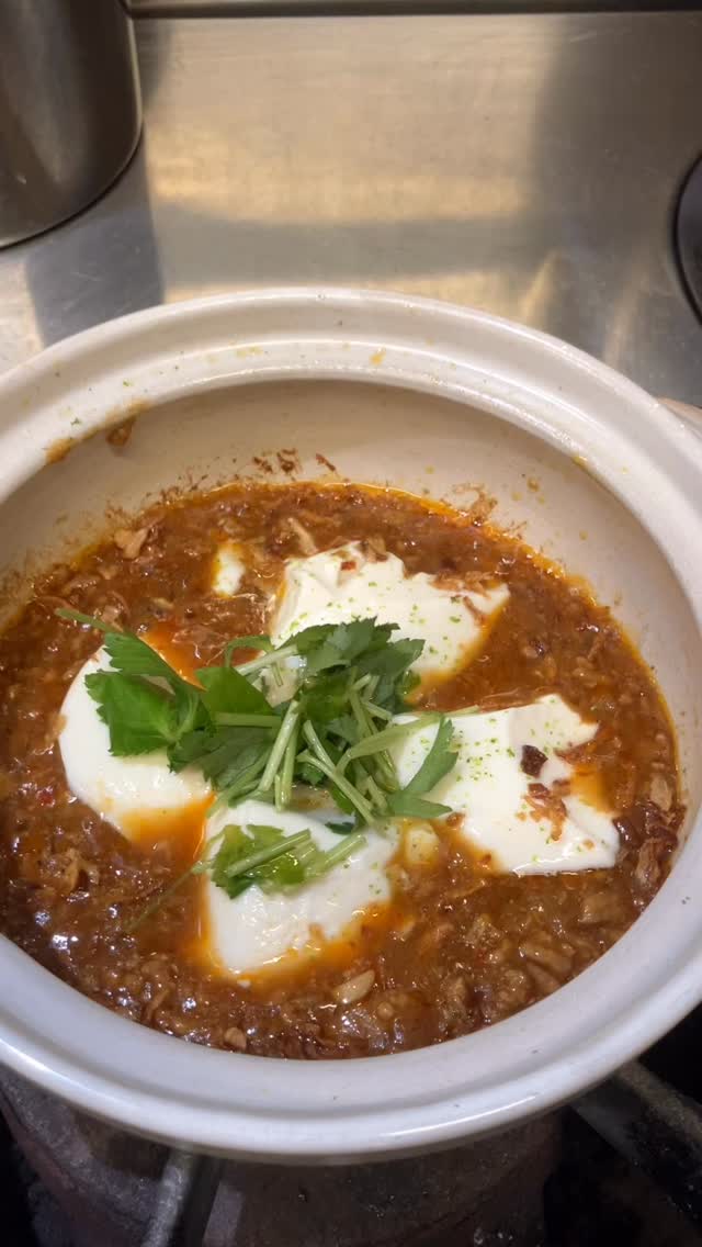 【おはしどころ菜でしこ】
〜和食店のマーボー豆腐〜
⁡
⁡
かつおと昆布のお出汁と
日本の赤味噌を使ったマーボー豆腐️
⁡
⁡
豚のひき肉と角切りにしたレンコンを
食感のアクセントに。
⁡
豆腐はつるっとした食感の
自家製豆腐を使ってます
⁡
⁡
最後に三つ葉をちらして
すりおろした柚子で香り付け。
⁡
⁡
和の食材をふんだんに使った
和風のマーボー豆腐です️
⁡
⁡
⁡
⁡
⁡
⁡
⁡
⁡
 〜パート・アルバイト募集中〜 
⁡
⁡
一緒にお店を盛り上げてくれる方を募集しています️
⁡
・時給1150円
・募集人数：1人（ホールスタッフ）
・勤務時間：18:00〜23:00（変動あり）
・おいしいまかない付き（持ち帰りOK）
⁡
落ち着いた雰囲気のお店で、
お客様もスタッフも優しい方ばかりです
⁡
「働きやすい」「学びがある」環境を目指しています。
超人気店を一緒につくりましょう🤲
⁡
⸻
⁡
【お問い合わせ】
お店：0495-23-3058
携帯：080-3455-4951
DMでもOK‍♂️
⁡
【本庄駅徒歩30秒】
【月曜定休】
【駐車場3台あり】
【インボイス対応済】
詳しくはプロフィールまで
⁡
〜お問い合わせ〜
⁡
お店　0495-23-3058
携帯　080-3455-4951
インスタDMでも大丈夫です‍♂️
⁡
⁡
【埼玉県本庄駅徒歩30秒】
【月曜定休】
【駐車場️3台有り】
【インスタのメッセージお問合せ】
【詳しくはプロフールまで】
⁡
※インボイス対応しております
⁡
⁡
⁡
