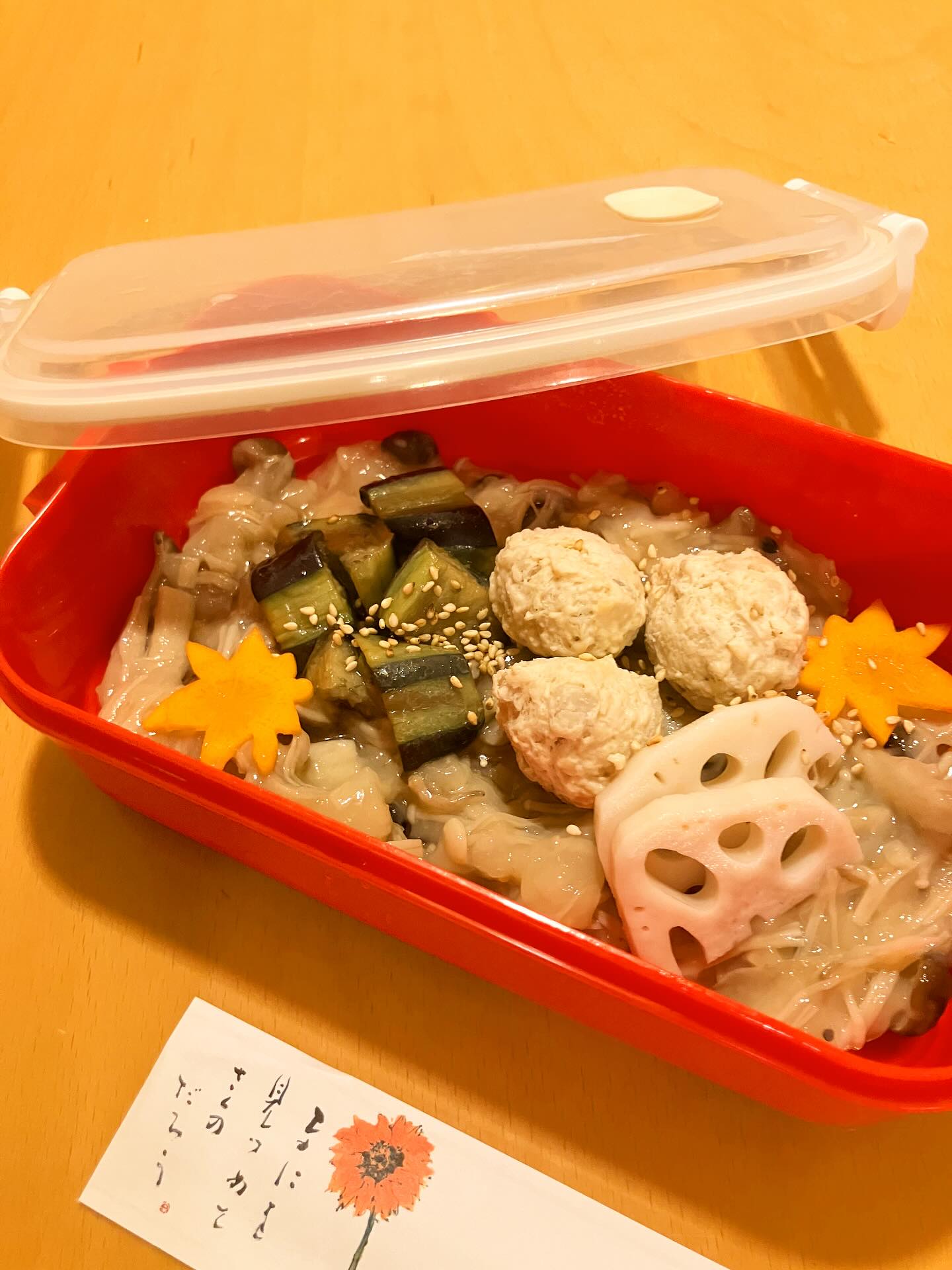 【おはしどころ菜でしこ】
〜まかない〜
⁡
⁡
⁡
昨日のまかないです(持ち帰り)
⁡
⁡
秋なすと手作りつくねと蓮根の
きのこあんかけ
⁡
⁡
⁡
まかないも愛情込めて
⁡
⁡
⁡
⁡
⁡
⁡
⁡
〜パート・アルバイト募集中〜
⁡
一緒にお店を
盛り上げていただける方を
募集中です
⁡
⁡
・時給1080円
⁡
・募集人数＝1人(ホールスタッフ)
⁡
・18:00〜23:00(変動あり)
　
・おいしいまかない付き
　(持ち帰りでも大丈夫です)
⁡
落ち着いた雰囲気のお店で
お客様も良い方ばかりです
⁡
⁡
今勤めてもらっているアルバイトさんも
優しい性格の人達なので
働きやすいと思いますよ
⁡
超超人気店にする為、
チカラを貸してください🤲🤲
⁡
〜お問い合わせ〜
⁡
お店　0495-23-3058
携帯　080-3455-4951
インスタDMでも大丈夫です‍♂
⁡
⁡
【埼玉県本庄駅徒歩30秒】
【月曜定休】
【駐車場3台有り】
【インスタのメッセージお問合せ】
【詳しくはプロフールまで】
⁡
※インボイス対応しております
⁡
⁡
⁡