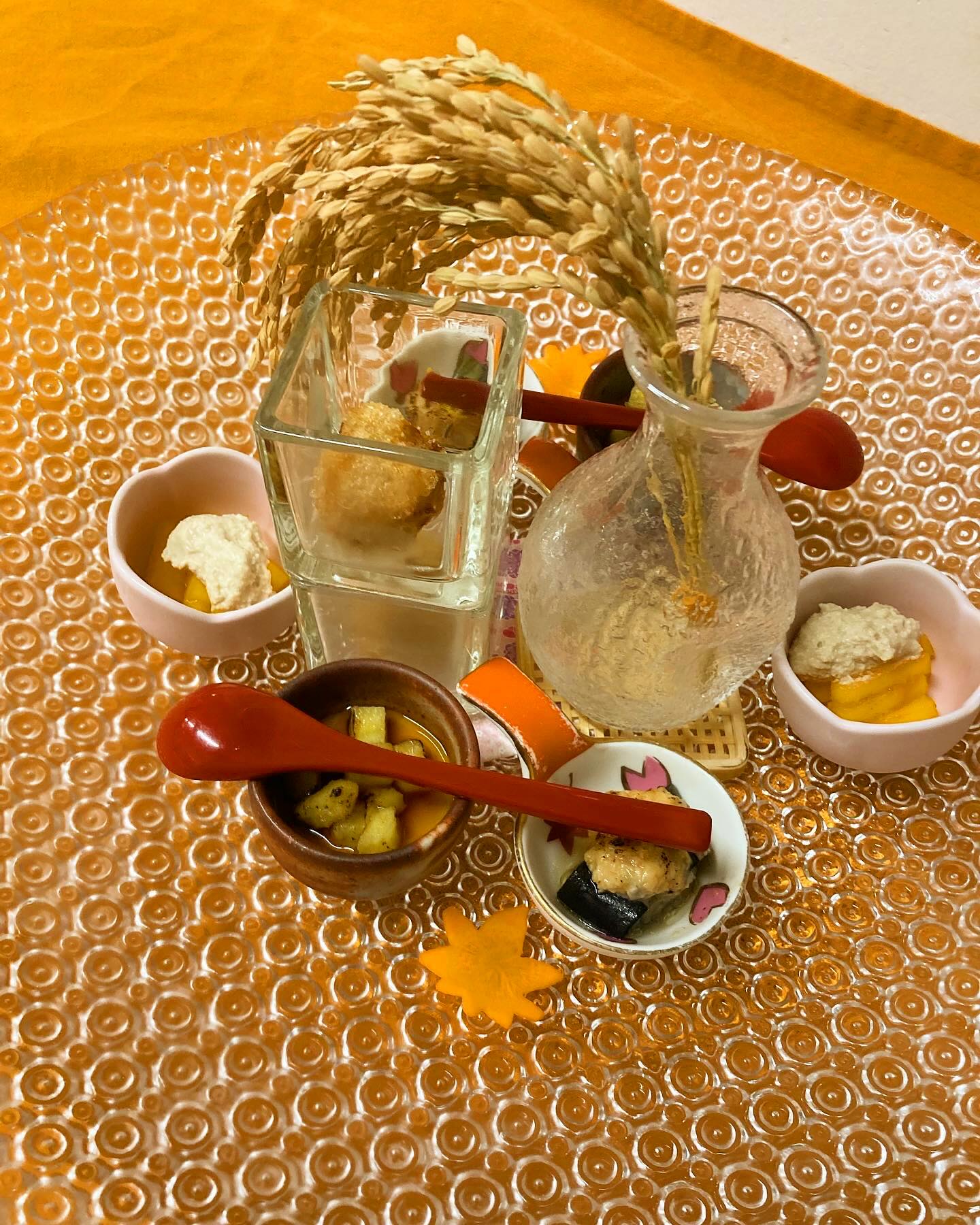 【おはしどころ菜でしこ】
〜先日のお通し〜
⁡
⁡
・里芋から揚げ
・柿の白和え
・焼き芋豆腐
・秋なす田楽
⁡
⁡
⁡
里芋は計10時間、2日かけて
低温でじーーーくり優しく炊き上げて
唐揚げにしてあります
⁡
⁡
里芋とは思えない位
中はトロっとして、
外はカリッと仕上げ
⁡
⁡
連休をいただいて
リフレッシュしました！
今日からまたがんばります️
⁡
⁡
⁡
⁡
⁡
〜パート・アルバイト募集中️〜
⁡
一緒にお店を
盛り上げていただける方を
募集中です️
⁡
⁡
・時給1150円
⁡
・募集人数＝1人(ホールスタッフ)
⁡
・18:00〜23:00(変動あり)
　
・おいしいまかない付き
　(持ち帰りでも大丈夫です)
⁡
落ち着いた雰囲気のお店で
お客様も良い方ばかりです
⁡
⁡
今勤めてもらっているアルバイトさんも
優しい性格の人達なので
働きやすいと思いますよ
⁡
超超人気店にする為、
チカラを貸してください🤲🤲
⁡
⁡
〜〜〜〜
⁡
⁡
【埼玉県本庄駅徒歩30秒】
【月曜定休】
【駐車場️3台有り】
【インスタのメッセージお問合せ】
【詳しくはプロフールまで】
⁡
※インボイス対応しております
⁡
⁡