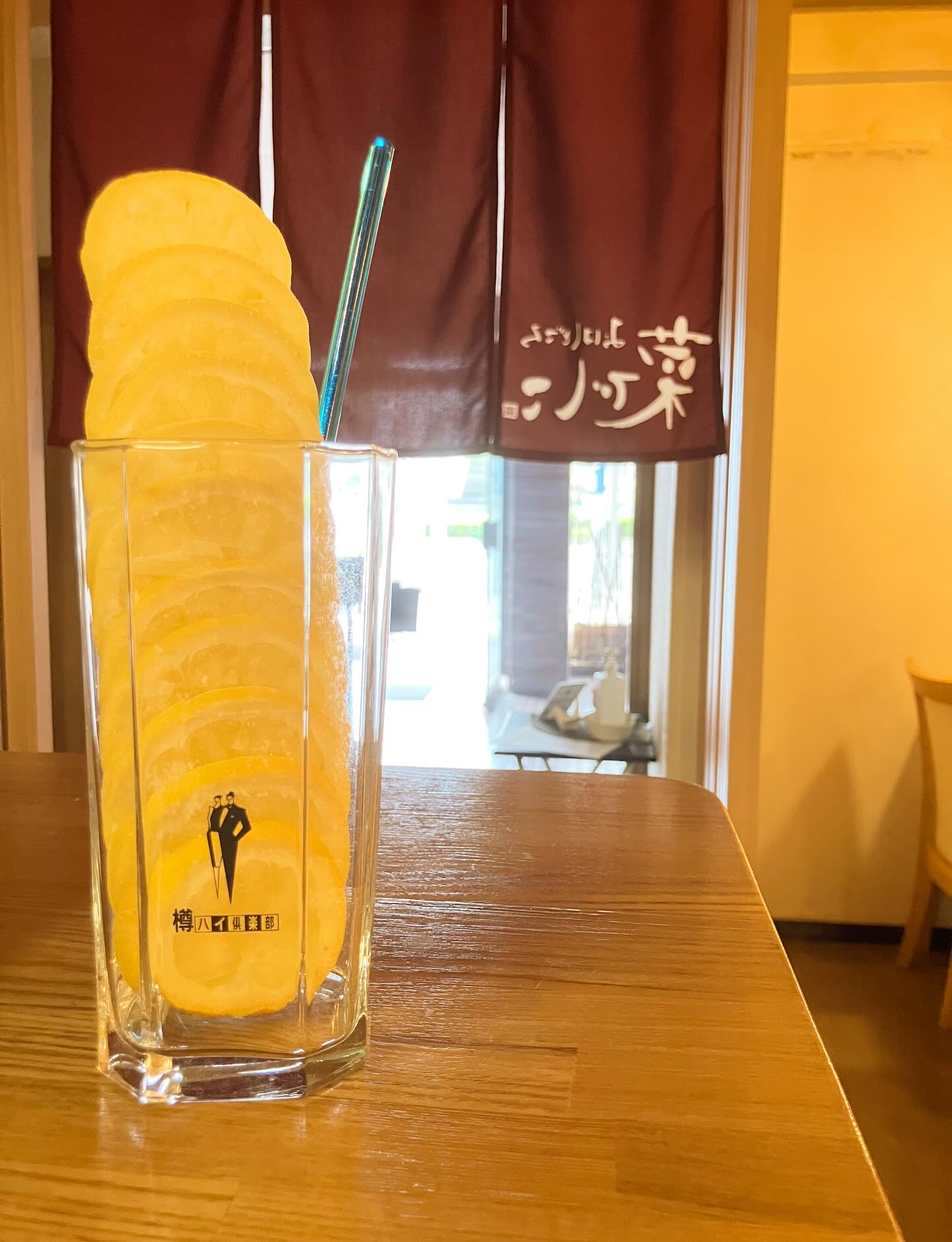 【おはしどころ菜でしこ】
〜贅沢な冷凍レモンサワー〜
⁡
⁡
種なしのレモンを
贅沢にまるまる1個分使用🍋
⁡
⁡
スライスして冷凍して
氷代わりに使っているので
⁡
時間がたつほどレモンの果実感が
濃くなっていきます
⁡
⁡
⁡
お酒飲めない方には
ノンアルコールでもご用意できますよ️
⁡
⁡
⁡
⁡
 〜パート・アルバイト募集中〜 
⁡
⁡
一緒にお店を盛り上げてくれる方を募集しています️
⁡
・時給1150円
・募集人数：1人（ホールスタッフ）
・勤務時間：18:00〜23:00（変動あり）
・おいしいまかない付き（持ち帰りOK）
⁡
落ち着いた雰囲気のお店で、
お客様もスタッフも優しい方ばかりです
⁡
「働きやすい」「学びがある」環境を目指しています。
超人気店を一緒につくりましょう🤲
⁡
⸻
⁡
【お問い合わせ】
お店：0495-23-3058
携帯：080-3455-4951
DMでもOK‍♂️
⁡
【本庄駅徒歩30秒】
【月曜定休】
【駐車場3台あり】
【インボイス対応済】
詳しくはプロフィールまで
⁡
〜お問い合わせ〜
⁡
お店　0495-23-3058
携帯　080-3455-4951
インスタDMでも大丈夫です‍♂️
⁡
⁡
【埼玉県本庄駅徒歩30秒】
【月曜定休】
【駐車場️3台有り】
【インスタのメッセージお問合せ】
【詳しくはプロフールまで】
⁡
※インボイス対応しております
⁡
⁡
⁡