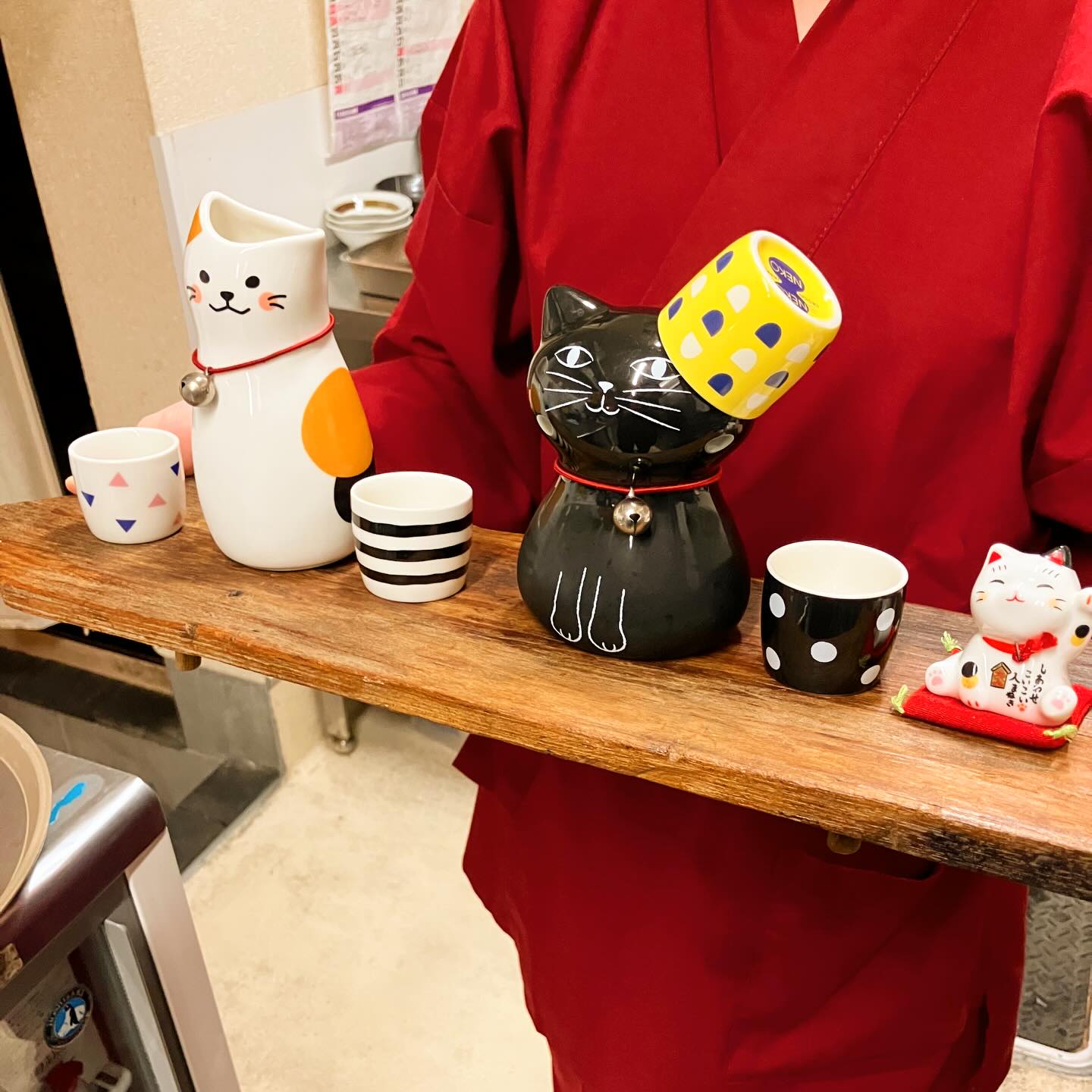 【おはしどころ菜でしこ】
〜猫の酒器たち🐈🐈〜
「猫が好きなんですね!」
と、よく言われます。
はい、好きです
意識して猫の飾りや酒器を
集めてる訳ではないのですが、、
いつのまにか集まってました
ちなみに
日本酒用の酒器です
〜パート・アルバイト募集中️〜
一緒にお店を
盛り上げていただける方を
募集中です️
・時給1150円
・募集人数=1人(ホールスタッフ)
・18:00〜23:00(変動あり)
・おいしいまかない付き
(持ち帰りでも大丈夫です)
落ち着いた雰囲気のお店で
お客様も良い方ばかりです
今勤めてもらっているアルバイトさんも
優しい性格の人達なので
働きやすいと思いますよ
超超人気店にする為、
チカラを貸してください🤲🤲
〜〜〜〜
【埼玉県本庄駅徒歩30秒】
【月曜定休】
【駐車場️3台有り】
【インスタのメッセージお問合せ】
【詳しくはプロフールまで】
※インボイス対応しております
