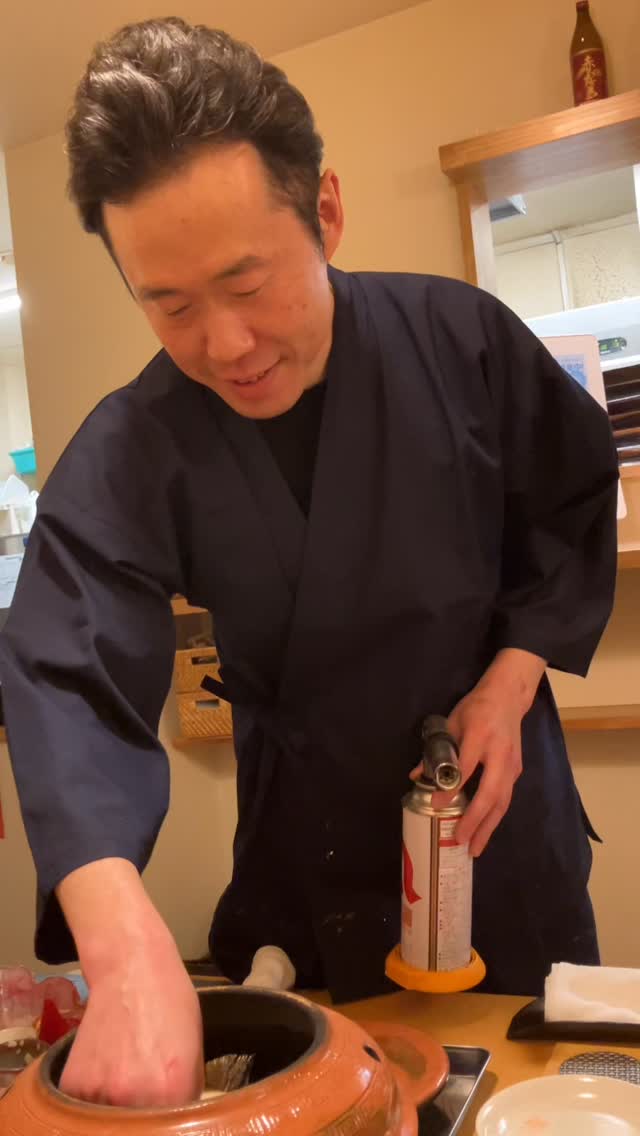 【おはしどころ菜でしこ】
〜合鴨とチーズの瞬間燻製①〜
レア気味に炙った合鴨と
燻製と相性のいいチーズを
お客さまの目の前で一気に燻します。
先日 さん が
忘年会で来てくださり、
その時の様子を動画に撮っていただきました。
皆さんお酒が強くて
楽しそうに飲まれていて、
こちらまで嬉しくなる雰囲気でした️
自分でも動画を見返してみたんですが、
「お客さまからはこんな風に見えてるんだなぁ」と新鮮で、
声も少し意外で…
ちょっと照れますね
明日は、盛り付けのシーンを投稿します
よかったら続きも見てもらえると嬉しいです。
〜パート・アルバイト募集中️〜
一緒にお店を
盛り上げていただける方を
募集中です️
・時給1150円
・募集人数=1人(ホールスタッフ)
・18:00〜23:00(変動あり)
・おいしいまかない付き
(持ち帰りでも大丈夫です)
落ち着いた雰囲気のお店で
お客様も良い方ばかりです
今勤めてもらっているアルバイトさんも
優しい性格の人達なので
働きやすいと思いますよ
超超人気店にする為、
チカラを貸してください🤲🤲
〜〜〜〜
【埼玉県本庄駅徒歩30秒】
【月曜定休】
【駐車場️3台有り】
【インスタのメッセージお問合せ】
【詳しくはプロフールまで】
※インボイス対応しております
