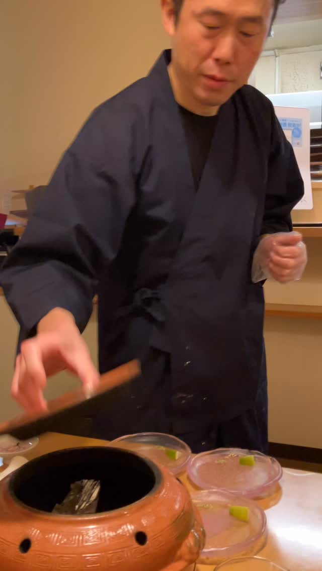 【おはしどころ菜でしこ】
〜合鴨とチーズの瞬間燻製②〜
前回投稿の続きです
燻製の煙をまとわせて
少し時間を空けてから盛り付け。
この“待つ時間”も
店内にフワッと広がる燻製香。
その香りも楽しんでいただきます
合鴨はハーブ塩とレモンでさっぱりと。
チーズはそのままで香りを
しっかり感じながらどうぞ️
ビール
ワイン
そして、濃い味わいの日本酒
どれも相性抜群です️
良いお酒が進みますよー
〜パート・アルバイト募集中️〜
一緒にお店を
盛り上げていただける方を
募集中です️
・時給1150円
・募集人数=1人(ホールスタッフ)
・18:00〜23:00(変動あり)
・おいしいまかない付き
(持ち帰りでも大丈夫です)
落ち着いた雰囲気のお店で
お客様も良い方ばかりです
今勤めてもらっているアルバイトさんも
優しい性格の人達なので
働きやすいと思いますよ
超超人気店にする為、
チカラを貸してください🤲🤲
〜〜〜〜
【埼玉県本庄駅徒歩30秒】
【月曜定休】
【駐車場️3台有り】
【インスタのメッセージお問合せ】
【詳しくはプロフールまで】
※インボイス対応しております
