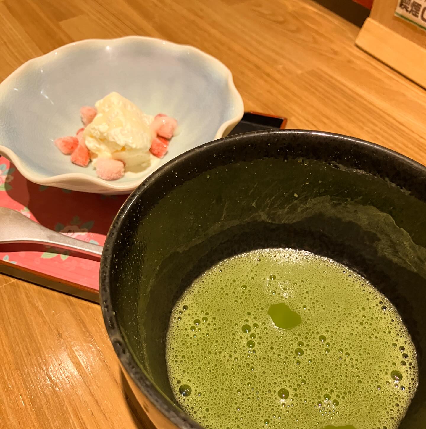 【おはしどころ菜でしこ】
〜お抹茶と自家製アイス〜
⁡
⁡
コース料理の最後のデザートで。
⁡
⁡
抹茶は気分を落ち着かせる
効果があるので、
食後の一杯としては
コーヒーよりも
抹茶の方がふさわしいと思っています
⁡
⁡
アイス→抹茶→アイス→抹茶
という感じで召し上がってもらうと
温度差もあって、
より楽しんでいただけますよ
⁡
⁡
⁡
⁡
⁡
⁡
⁡
⁡
⁡
〜パート・アルバイト募集中️〜
⁡
一緒にお店を
盛り上げていただける方を
募集中です️
⁡
⁡
・時給1150円
⁡
・募集人数＝1人(ホールスタッフ)
⁡
・18:00〜23:00(変動あり)
　
・おいしいまかない付き
　(持ち帰りでも大丈夫です)
⁡
落ち着いた雰囲気のお店で
お客様も良い方ばかりです
⁡
⁡
今勤めてもらっているアルバイトさんも
優しい性格の人達なので
働きやすいと思いますよ
⁡
超超人気店にする為、
チカラを貸してください🤲🤲
⁡
⁡
〜〜〜〜
⁡
⁡
【埼玉県本庄駅徒歩30秒】
【月曜定休】
【駐車場️3台有り】
【インスタのメッセージお問合せ】
【詳しくはプロフールまで】
⁡
※インボイス対応しております
⁡
⁡
⁡