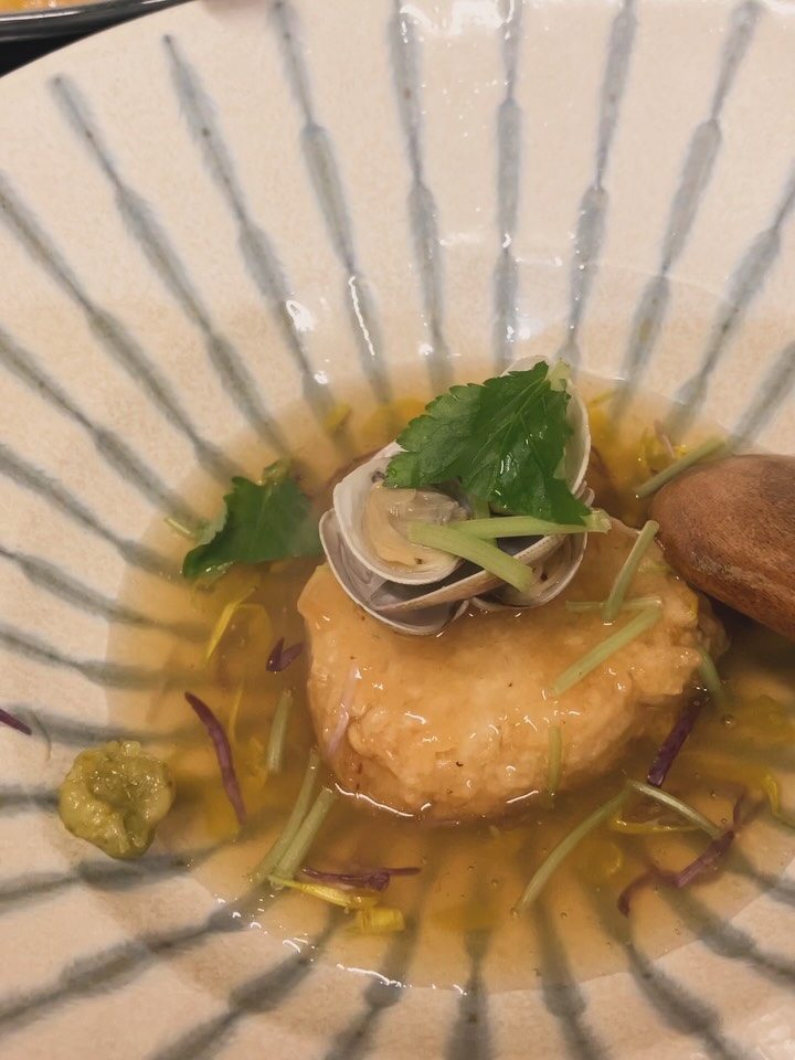 【おはしどころ菜でしこ】
〜揚げおにぎりあんかけ〜
“焼き”ではなく“揚げ”
中華のおこげの様な??
料理です
2色の菊とあさりを使った
和風あんかけ、
添えてある柚子こしょうで
召し上がっていただきます️
〜パート・アルバイト募集中️〜
一緒にお店を
盛り上げていただける方を
募集中です️
・時給1150円
・募集人数=1人(ホールスタッフ)
・18:00〜23:00(変動あり)
・おいしいまかない付き
(持ち帰りでも大丈夫です)
落ち着いた雰囲気のお店で
お客様も良い方ばかりです
今勤めてもらっているアルバイトさんも
優しい性格の人達なので
働きやすいと思いますよ
超超人気店にする為、
チカラを貸してください🤲🤲
〜〜〜〜
【埼玉県本庄駅徒歩30秒】
【月曜定休】
【駐車場️3台有り】
【インスタのメッセージお問合せ】
【詳しくはプロフールまで】
※インボイス対応しております
