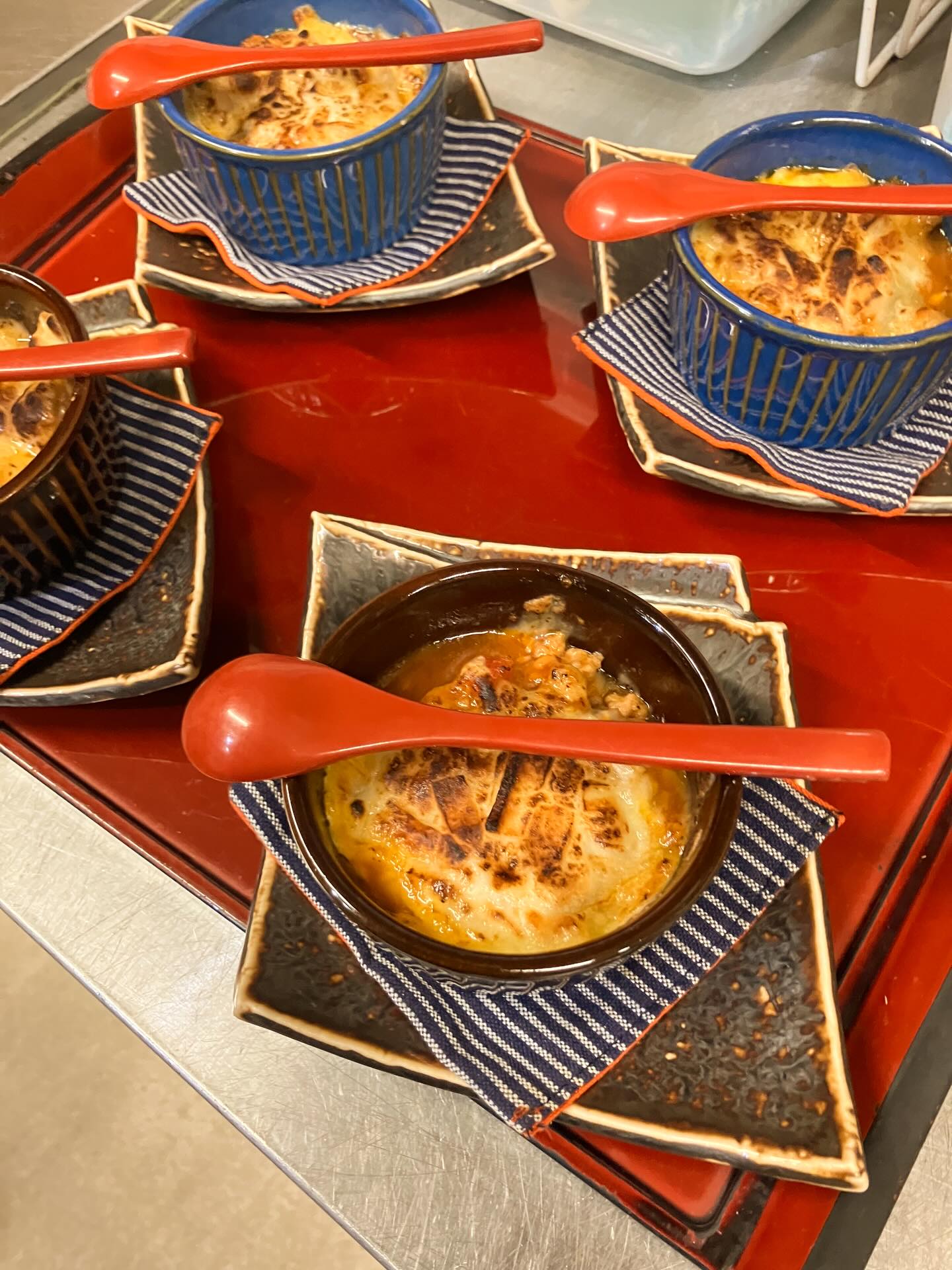 【おはしどころ菜でしこ】
〜牡蠣のトマト味噌グラタン〜
⁡
⁡
広島産かき× トマト × 白味噌
⁡
和と洋の境目を、あえて曖昧に。
⁡
⁡
濃厚な牡蠣の旨みを
トマトの酸で軽くして、
白味噌でやさしくまとめました。
⁡
⁡
寒くなると、
こういう“あったまる和食”が
恋しくなります️
⁡
⁡
⁡
⁡
⁡
〜パート・アルバイト募集中️〜
⁡
一緒にお店を
盛り上げていただける方を
募集中です️
⁡
⁡
・時給1150円
⁡
・募集人数＝1人(ホールスタッフ)
⁡
・18:00〜23:00(変動あり)
　
・おいしいまかない付き
　(持ち帰りでも大丈夫です)
⁡
落ち着いた雰囲気のお店で
お客様も良い方ばかりです
⁡
⁡
今勤めてもらっているアルバイトさんも
優しい性格の人達なので
働きやすいと思いますよ
⁡
超超人気店にする為、
チカラを貸してください🤲🤲
⁡
⁡
〜〜〜〜
⁡
⁡
【埼玉県本庄駅徒歩30秒】
【月曜定休】
【駐車場️3台有り】
【インスタのメッセージお問合せ】
【詳しくはプロフールまで】
⁡
※インボイス対応しております
⁡
⁡
⁡