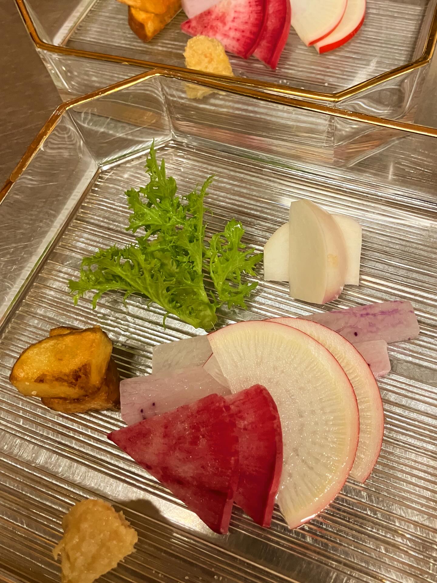 【おはしどころ菜でしこ】
〜無農薬有機野菜の盛り合わせ〜
・紅化粧だいこん
・京紫だいこん
・紅くるりだいこん
・あやめ雪かぶ
・わさび菜
・じゃがいも
小川町の提携してる農家さん直送の
新鮮なお野菜🥦🫛🥬
土のいい香りのする
濃厚な味わいで
大地の恵みを感じます
一般的に出回っているお野菜とは
見た目も味も
全然違いますよ
〜パート・アルバイト募集中️〜
一緒にお店を
盛り上げていただける方を
募集中です️
・時給1150円
・募集人数=1人(ホールスタッフ)
・18:00〜23:00(変動あり)
・おいしいまかない付き
(持ち帰りでも大丈夫です)
落ち着いた雰囲気のお店で
お客様も良い方ばかりです
今勤めてもらっているアルバイトさんも
優しい性格の人達なので
働きやすいと思いますよ
超超人気店にする為、
チカラを貸してください🤲🤲
〜お問い合わせ〜
【埼玉県本庄駅徒歩30秒】
【月曜定休】
【駐車場️3台有り】
【インスタのメッセージお問合せ】
【詳しくはプロフールまで】
※インボイス対応しております
