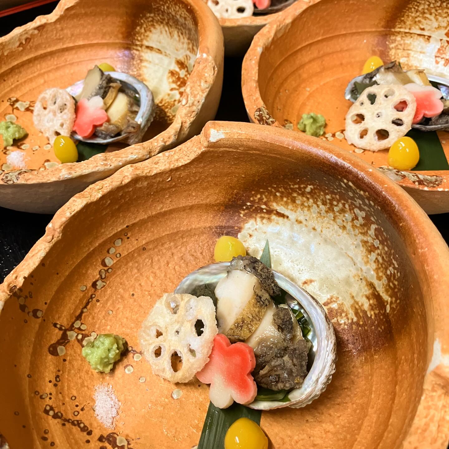 【おはしどころ菜でしこ】
〜あわびのやわらか煮〜
⁡
⁡
先日のお祝いのお席でのお料理です。
⁡
⁡
あわびは地味で丁寧な下処理が大事️
⁡
⁡
⁡
⁡
⁡
⁡
⁡
〜パート・アルバイト募集中️〜
⁡
一緒にお店を
盛り上げていただける方を
募集中です️
⁡
⁡
・時給1150円
⁡
・募集人数＝1人(ホールスタッフ)
⁡
・18:00〜23:00(変動あり)
　
・おいしいまかない付き
　(持ち帰りでも大丈夫です)
⁡
落ち着いた雰囲気のお店で
お客様も良い方ばかりです
⁡
⁡
今勤めてもらっているアルバイトさんも
優しい性格の人達なので
働きやすいと思いますよ
⁡
超超人気店にする為、
チカラを貸してください🤲🤲
⁡
〜お問い合わせ〜
⁡
【埼玉県本庄駅徒歩30秒】
【月曜定休】
【駐車場️3台有り】
【インスタのメッセージお問合せ】
【詳しくはプロフールまで】
⁡
※インボイス対応しております
⁡
⁡
⁡