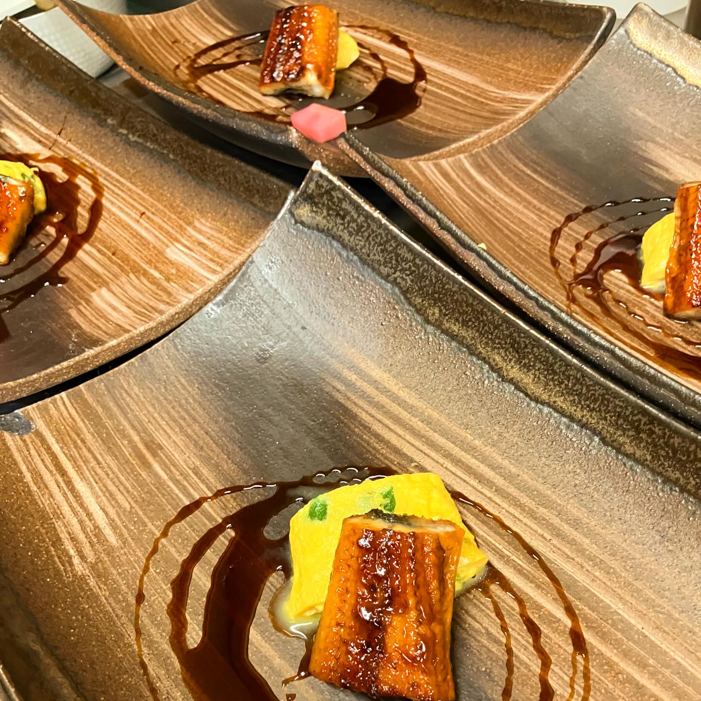 【おはしどころ菜でしこ】
〜うなぎの和風オムレツ〜
⁡
⁡
7500円コースの一品です️
⁡
⁡
焼きたてのうなぎに
三つ葉入りのふわふわオムレツ
うなぎのタレを煮詰めた
和風タレを添えて。
⁡
柚子大根をお口直しに
添えて有ります
⁡
⁡
⁡
⁡
⁡
〜パート・アルバイト募集中️〜
⁡
一緒にお店を
盛り上げていただける方を
募集中です️
⁡
⁡
・時給1150円
⁡
・募集人数＝1人(ホールスタッフ)
⁡
・18:00〜23:00(変動あり)
　
・おいしいまかない付き
　(持ち帰りでも大丈夫です)
⁡
落ち着いた雰囲気のお店で
お客様も良い方ばかりです
⁡
⁡
今勤めてもらっているアルバイトさんも
優しい性格の人達なので
働きやすいと思いますよ
⁡
超超人気店にする為、
チカラを貸してください🤲🤲
⁡
〜お問い合わせ〜
⁡
【埼玉県本庄駅徒歩30秒】
【月曜定休】
【駐車場️3台有り】
【インスタのメッセージお問合せ】
【詳しくはプロフールまで】
⁡
※インボイス対応しております
⁡
⁡
⁡