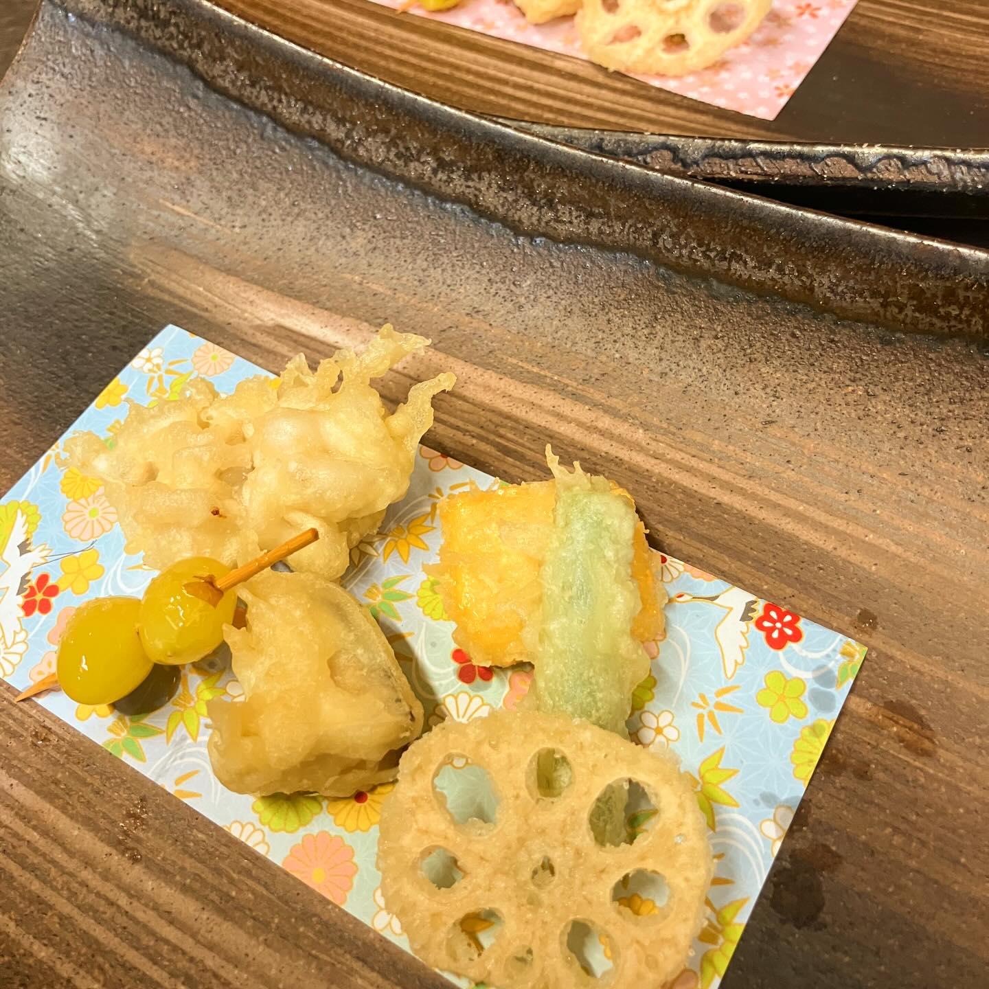 【おはしどころ菜でしこ】
〜天ぷら〜
・北海道産本白子
・チーズ
・いんげん
・しいたけ
・ぎんなん串
・れんこんチップ
とある日の
コース料理での一品。
シンプルな天ぷらの盛り合わせ
〜パート・アルバイト募集中️〜
一緒にお店を
盛り上げていただける方を
募集中です️
・時給1150円
・募集人数=1人(ホールスタッフ)
・18:00〜23:00(変動あり)
・おいしいまかない付き
(持ち帰りでも大丈夫です)
落ち着いた雰囲気のお店で
お客様も良い方ばかりです
今勤めてもらっているアルバイトさんも
優しい性格の人達なので
働きやすいと思いますよ
超超人気店にする為、
チカラを貸してください🤲🤲
〜お問い合わせ〜
【埼玉県本庄駅徒歩30秒】
【月曜定休】
【駐車場️3台有り】
【インスタのメッセージお問合せ】
【詳しくはプロフールまで】
※インボイス対応しております
