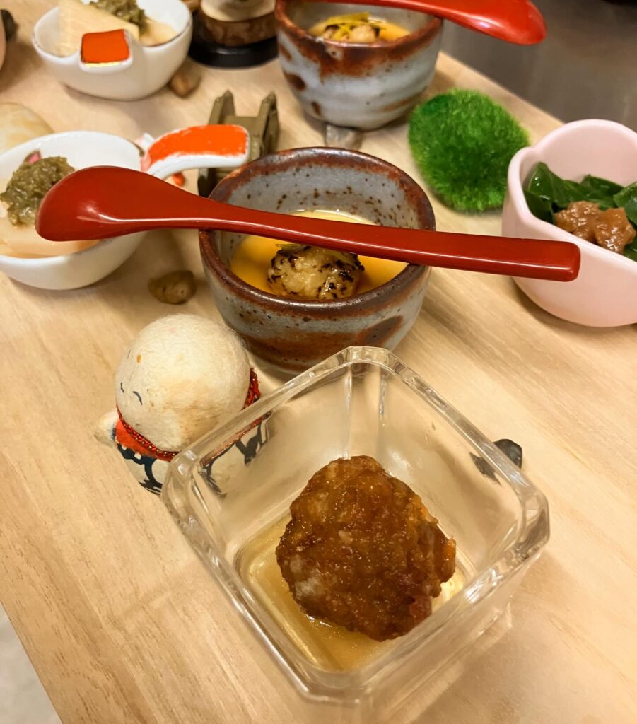 【おはしどころ菜でしこ】 〜お通し〜 ⁡ ⁡ ・自家製豆腐の田楽 ・まぐろつみれのから揚げ ・たけのこふき味噌和え ・無農薬ほうれん草のお浸し ...
