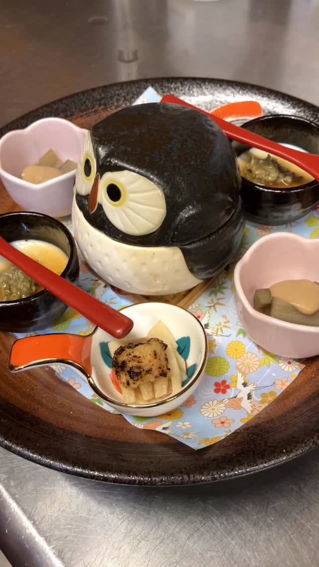 【おはしどころ菜でしこ】
〜先日のお通し〜
⁡
⁡
・🦉まぐろのつみれ揚げ
・ふき味噌豆腐
・たけのこの田楽
・ごぼうの胡麻酢和え
⁡
⁡
⁡
たまには
ゆっくり大人時間
いかがですか️
⁡
⁡
⁡
⁡
⁡
〜パート・アルバイト募集中️〜
⁡
一緒にお店を
盛り上げていただける方を
募集中です️
⁡
⁡
・時給1150円
⁡
・募集人数＝1人(ホールスタッフ)
⁡
・18:00〜23:00(変動あり)
　
・おいしいまかない付き
　(持ち帰りでも大丈夫です)
⁡
落ち着いた雰囲気のお店で
お客様も良い方ばかりです
⁡
⁡
今勤めてもらっているアルバイトさんも
優しい性格の人達なので
働きやすいと思いますよ
⁡
超超人気店にする為、
チカラを貸してください🤲🤲
⁡
⁡
⁡
〜〜〜〜〜〜〜〜〜〜
⁡
⁡
遊び心あるカジュアル和食
五感で楽しむ料理と演出
本庄駅徒歩30秒
🥢一品590円〜990円(刺身盛り等除く)
ご友人・カップル・ご接待・誕生日
️駐車場2台
※インボイス対応しております
⁡
⁡
⁡