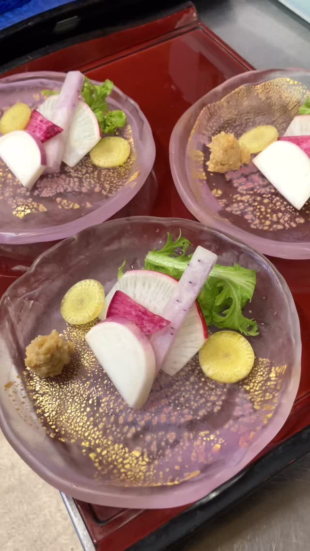 【おはしどころ菜でしこ】
〜無農薬有機野菜の盛り合わせ〜
⁡
⁡
小川町の提携農家さん直送の
新鮮なお野菜の盛り合わせ🥬
⁡
⁡
この日は
⁡
・わさび菜
・紅化粧だいこん
・京紫だいこん
・紅くるり
・黄色にんじん
・あやめ雪かぶ
⁡
⁡
カラフルで珍しいお野菜
と言うだけではなく
大地の恵みを感じる力強い味です！
⁡
⁡
自家製の鶏みそか藻塩で
召し上がっていただきます
⁡
⁡
⁡
⁡
⁡
〜パート・アルバイト募集中️〜
⁡
一緒にお店を
盛り上げていただける方を
募集中です️
⁡
⁡
・時給1150円
⁡
・募集人数＝1人(ホールスタッフ)
⁡
・18:00〜23:00(変動あり)
　
・おいしいまかない付き
　(持ち帰りでも大丈夫です)
⁡
落ち着いた雰囲気のお店で
お客様も良い方ばかりです
⁡
⁡
今勤めてもらっているアルバイトさんも
優しい性格の人達なので
働きやすいと思いますよ
⁡
超超人気店にする為、
チカラを貸してください🤲🤲
⁡
⁡
〜お問い合わせ〜
⁡
【埼玉県本庄駅徒歩30秒】
【月曜定休】
【駐車場️3台有り】
【インスタのメッセージお問合せ】
【詳しくはプロフールまで】
⁡
※インボイス対応しております
⁡
⁡
⁡