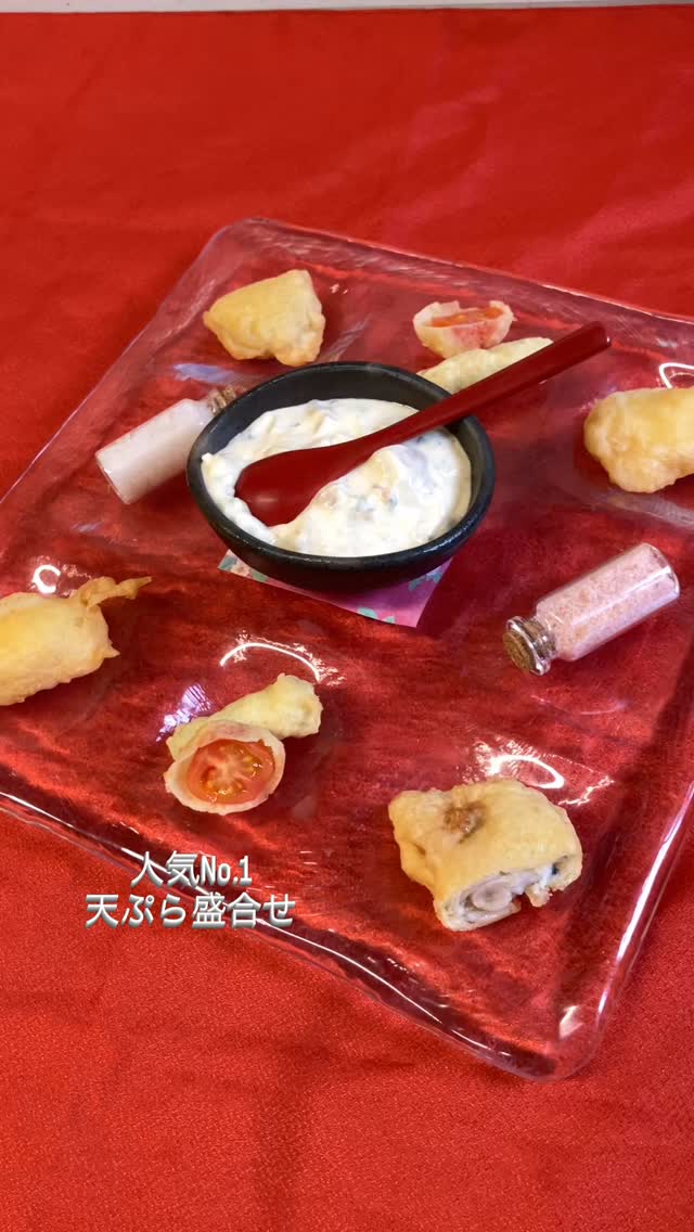 【おはしどころ菜でしこ】
〜天ぷら盛り合わせ〜
⁡
⁡
看板メニューの天ぷら盛り合わせ️
⁡
⁡
サクサクではなく、ふわっと軽い新食感。
⁡
沢庵のカリカリ食感がアクセントの
和風タルタルで
さっぱりとお楽しみいただけます。
⁡
⁡
⁡
⁡
⁡
〜〜〜〜〜〜〜〜〜〜〜〜〜〜〜
⁡
⁡
遊び心あるカジュアル和食
五感で楽しむ料理と演出
本庄駅徒歩30秒
🥢一品590円〜990円(刺身盛り等除く)
ご友人・カップル・ご接待・誕生日
️駐車場2台
※インボイス対応しております
⁡
⁡
〜〜〜〜〜〜〜〜〜〜〜〜〜〜〜
⁡
⁡
パートさん・アルバイトさん募集中
⁡
一緒にお店を
盛り上げていただける方を
募集中です️
⁡
・時給1150円
⁡
・募集人数＝1人(ホールスタッフ)
⁡
・18:00〜23:00(変動あり)
　
・おいしいまかない付き
　(持ち帰りでも大丈夫です)
⁡
落ち着いた雰囲気のお店で
お客様も良い方ばかりです
⁡
今勤めてもらっているアルバイトさんも
優しい性格の人達なので
働きやすいと思いますよ
⁡
超超人気店にする為、
チカラを貸してください🤲🤲
⁡
⁡
〜〜〜〜〜〜〜〜〜〜〜〜〜〜〜
⁡
⁡