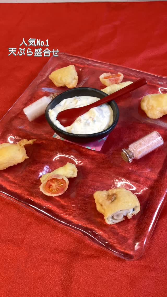 【おはしどころ菜でしこ】
〜天ぷら盛り合わせ〜
⁡
⁡
看板メニューの天ぷら盛り合わせ️
⁡
⁡
サクサクではなく、ふわっと軽い新食感。
⁡
沢庵のカリカリ食感がアクセントの
和風タルタルで
さっぱりとお楽しみいただけます。
⁡
⁡
⁡
⁡
⁡
〜〜〜〜〜〜〜〜〜〜〜〜〜〜〜
⁡
⁡
遊び心あるカジュアル和食
五感で楽しむ料理と演出
本庄駅徒歩30秒
🥢一品590円〜990円(刺身盛り等除く)
ご友人・カップル・ご接待・誕生日
️駐車場2台
※インボイス対応しております
⁡
⁡
〜〜〜〜〜〜〜〜〜〜〜〜〜〜〜
⁡
⁡
パートさん・アルバイトさん募集中
⁡
一緒にお店を
盛り上げていただける方を
募集中です️
⁡
・時給1150円
⁡
・募集人数＝1人(ホールスタッフ)
⁡
・18:00〜23:00(変動あり)
　
・おいしいまかない付き
　(持ち帰りでも大丈夫です)
⁡
落ち着いた雰囲気のお店で
お客様も良い方ばかりです
⁡
今勤めてもらっているアルバイトさんも
優しい性格の人達なので
働きやすいと思いますよ
⁡
超超人気店にする為、
チカラを貸してください🤲🤲
⁡
⁡
〜〜〜〜〜〜〜〜〜〜〜〜〜〜〜
⁡
⁡