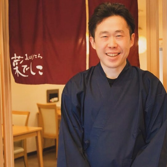 【おはしどころ菜でしこ】
本日で8周年を迎えることができました。
日々のお仕事は、
嬉しいこともあり、
大変なこともあり、
悩むこともあり…
今も新しい看板の設置に向けて、
試行錯誤を続けています
色々ありますが、
8年間続けてこられたのは、
ご来店いただく皆様のおかげです。
本当にありがとうございます。
料理も、お店も、
まだまだ良くしていきたいと思っています。
9年目も、
気負いすぎず、驕らず、
自分らしく一歩ずつ頑張ります。
これからも
おはしどころ菜でしこを
よろしくお願いいたします。
