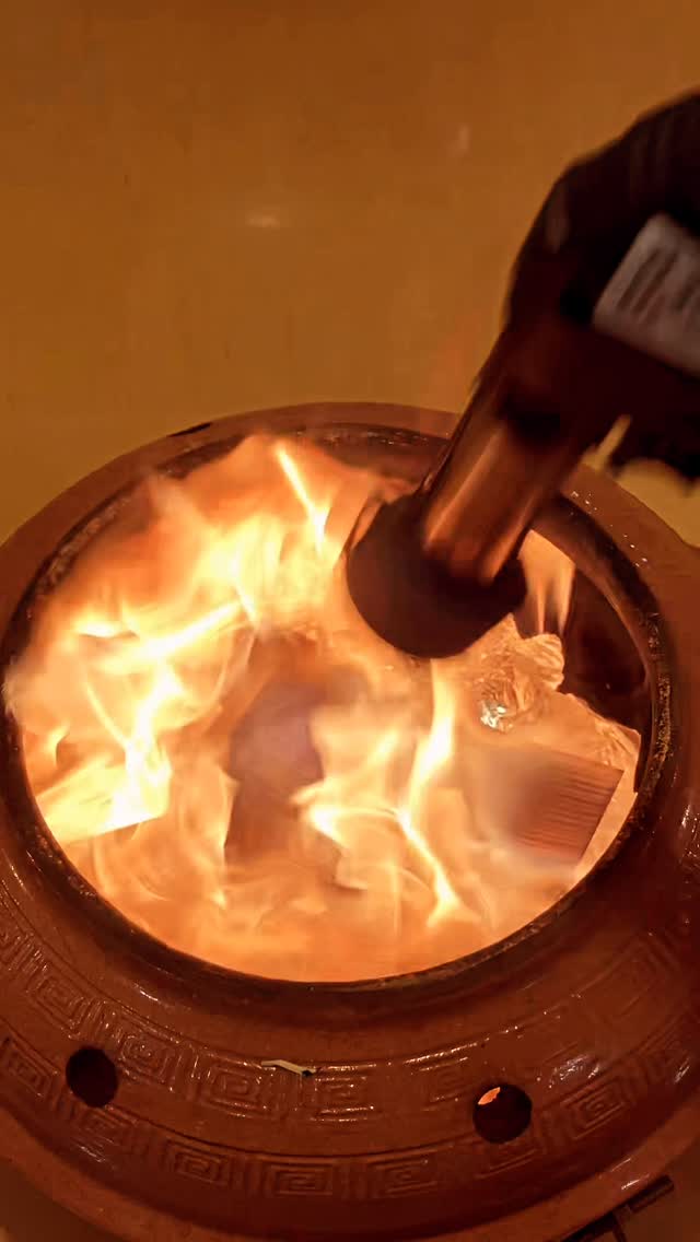 【おはしどころ菜でしこ】
〜合鴨とチーズの瞬間燻製〜
⁡
目の前で一気に燻製。
⁡
蓋を開けた瞬間、
ふわっと広がる香りも
楽しんでいただきたい一皿です。
⁡
日本酒はもちろん、
ワインとの相性も◎
⁡
⁡
〜〜〜
⁡
本庄駅南口 徒歩30秒
🍽️遊び心あるカジュアル和食
名物 梅タルタルのささみ天
⁡