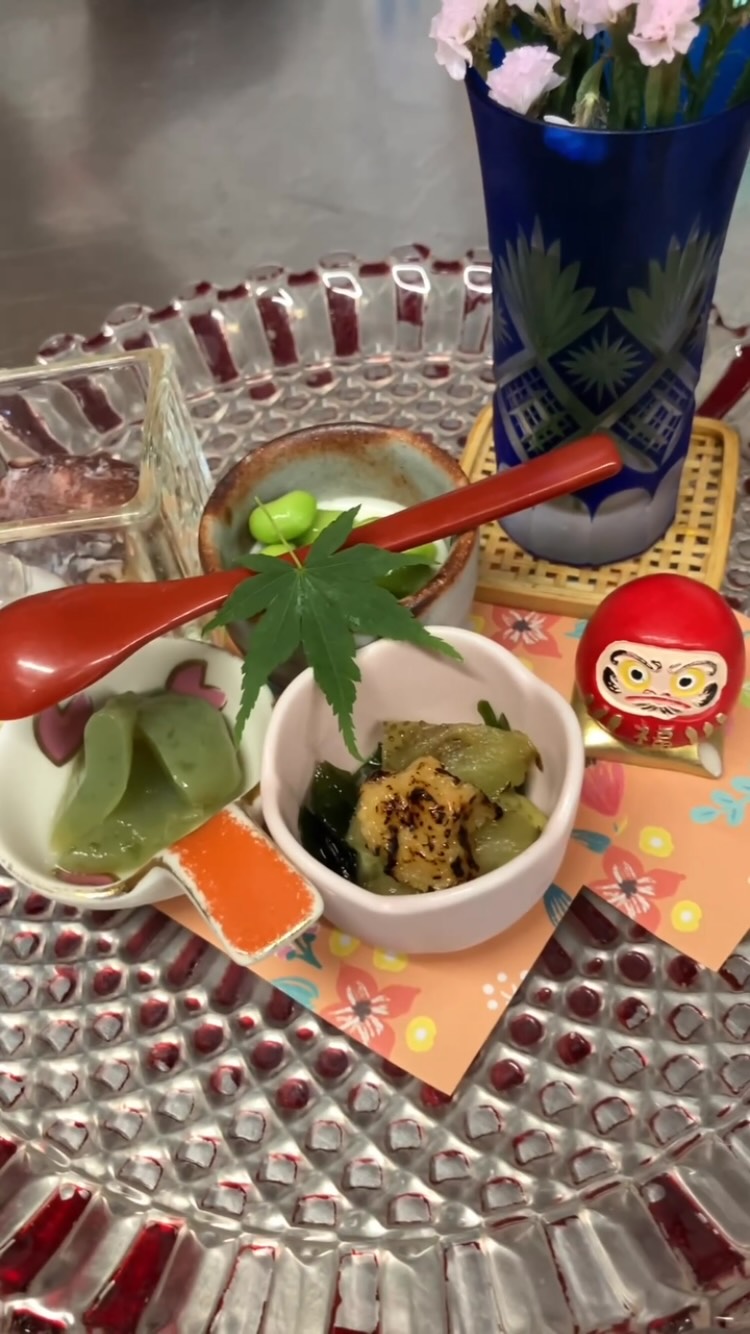 【おはしどころ菜でしこ】
〜季節の小鉢〜

菜でしこでは、
お通しとして

季節感を意識した小鉢を
4種類ご用意しています。

今日は、
そんなお通しを盛り付けている様子を
少しだけ。

料理が始まる前の、
ちょっとした楽しみ。

季節を感じながら、
ゆっくりとした時間を
過ごしていただけたら嬉しいです

～～～～～～～～～～～～

本庄駅南口 徒歩30秒
🍽遊び心あるカジュアル和食
名物 梅タルタルのささみ天
駐車場2台あり