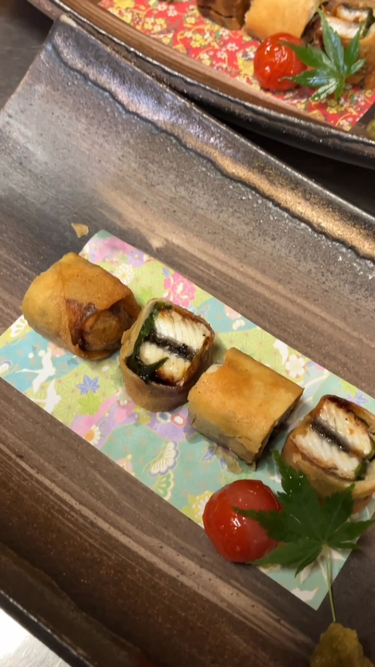 【おはしどころ菜でしこ】
〜うなぎと大葉の和風春巻き〜

香ばしく焼いたうなぎと、
爽やかな大葉を春巻きに。

パリッと軽い食感と、
うなぎの旨みが広がる一品です。

和食の技術を土台に、
少しだけ遊び心を加えました

〜〜〜〜〜〜〜〜〜〜

遊び心ある料理と演出
本庄駅南口 徒歩30秒
🥢季節の食材を使った和食コース
Instagram DM予約OK
駐車場2台あり