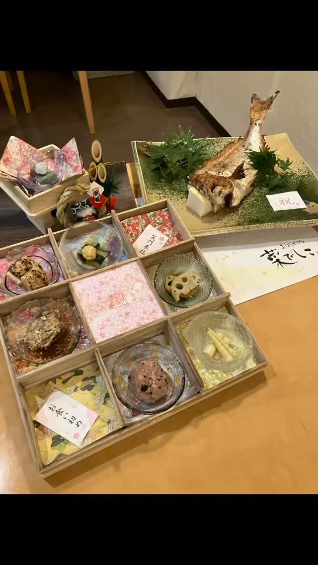 【おはしどころ菜でしこ】
〜(ランチ)お食い初め〜
⁡
先日、お食い初めのお手伝いをさせていただきました。
⁡
ご家族の大切な節目の日に、
菜でしこを選んでいただけたことを嬉しく思います。
⁡
ありがとうございました️
⁡
※お昼の貸切コースは4名様から承っております。
⁡
〜〜〜
⁡
本庄駅南口 徒歩30秒
🍽️遊び心あるカジュアル和食
DM予約OK
⁡