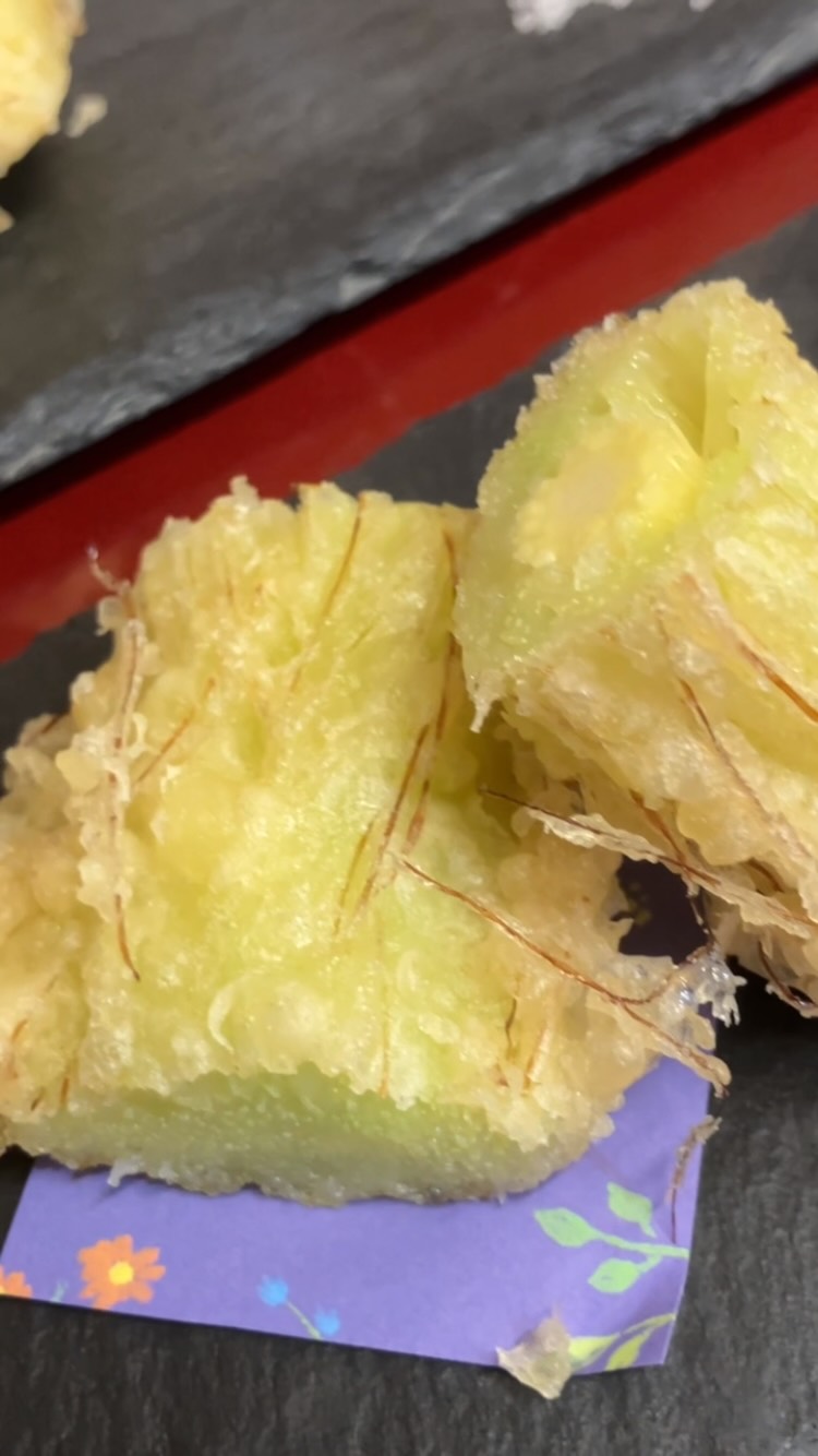 【おはしどころ菜でしこ】
〜ヒゲまで美味しい、ヤングコーン。〜
⁡
⁡
少し前にお出しした、
生のヤングコーンの天ぷら
⁡
ヤングコーンは、
ヒゲの部分もとても美味しいんです。
⁡
ヒゲまで一緒に巻き込んで揚げることで、
甘みと香りをしっかり楽しめる天ぷらに。
⁡
缶詰のヤングコーンのイメージがある方ほど、
「こんなに違うんだ」と
感じていただけると思います️
⁡
今年の時期は終わってしまいましたので、
また来シーズンにぜひ。
⁡
━━━━━━━━━━━━━━
⁡
本庄駅南口ロータリー内・徒歩30秒
🥢肩肘張らずに楽しめる和食
ご予約はInstagramのDMから承ります
⁡