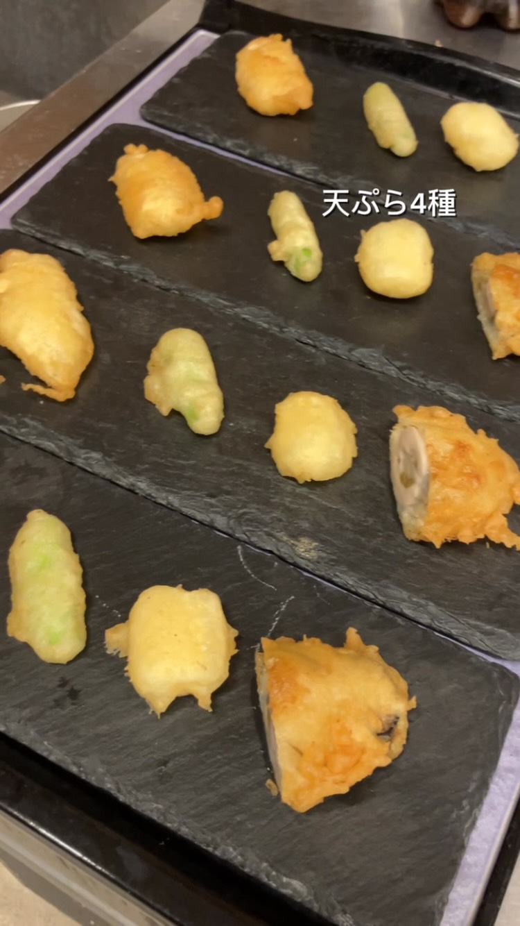 おはしどころ菜でしこ】
〜天ぷら4種〜
ささみ、アスパラ、チーズ、牡蠣。
4種類の天ぷらを盛り合わせに。
爽やかな酸味の梅タルタルと
2色のお塩を添えて。
それぞれお好みの組み合わせで
お楽しみいただきます️
━━━━━━━━━━━━━━
本庄駅南口ロータリー内・徒歩30秒
🥢肩肘張らずに楽しめる和食
ご予約はInstagramのDMから承ります
