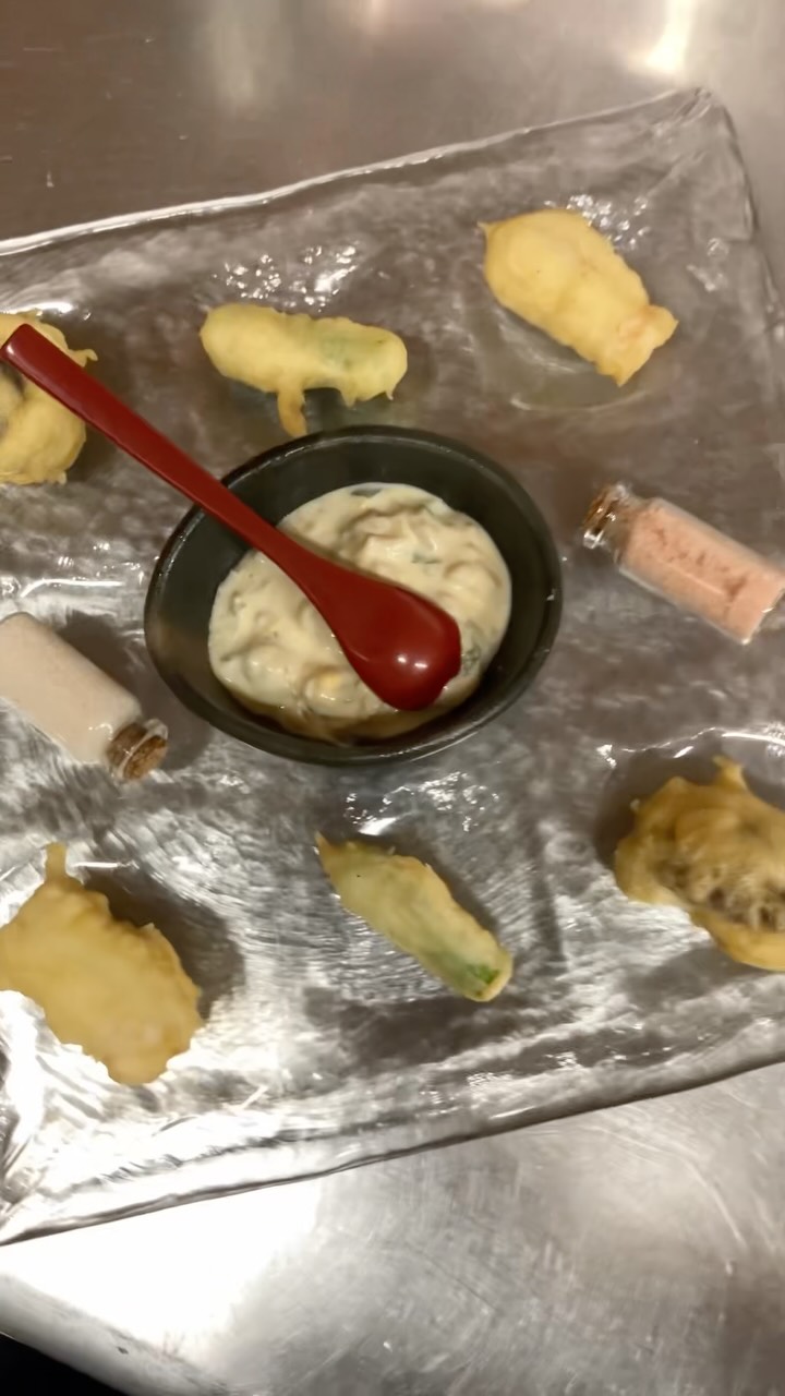 【おはしどころ菜でしこ】
〜天ぷら盛り合わせ〜
この日は、
ささみ・アスパラ・しいたけの3種類。
爽やかな酸味の梅タルタルに、
ピンク岩塩と藻塩も添えて。
料理に合わせておすすめの組み合わせはありますが、
最後はお好みの味で楽しんでいただければと思います️
同じ天ぷらでも、
合わせるもので少しずつ印象が変わるのも楽しみのひとつです。
━━━━━━━━━━━━━━
本庄駅南口ロータリー内・徒歩30秒
🥢肩肘張らずに楽しめる和食
ご予約はInstagramのDMから承ります
