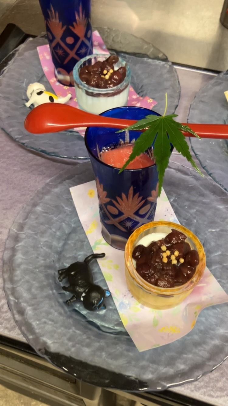 【おはしどころ菜でしこ】
〜コースの最後に、少し甘いものを。〜
⁡
⁡
この日のコースデザートは
「スイカのフルーツポンチ」と
「北海道あずきの杏仁豆腐」。
⁡
さっぱりとしたスイカと、
やさしい甘さの杏仁豆腐を
二種類楽しんでいただきます️
⁡
デザートは毎回同じではなく、
季節やその日の内容に合わせて
少しずつ変えています。
⁡
━━━━━━━━━━━━━━
⁡
本庄駅南口ロータリー内・徒歩30秒
🥢肩肘張らずに楽しめる和食
ご予約はInstagramのDMから承ります
⁡