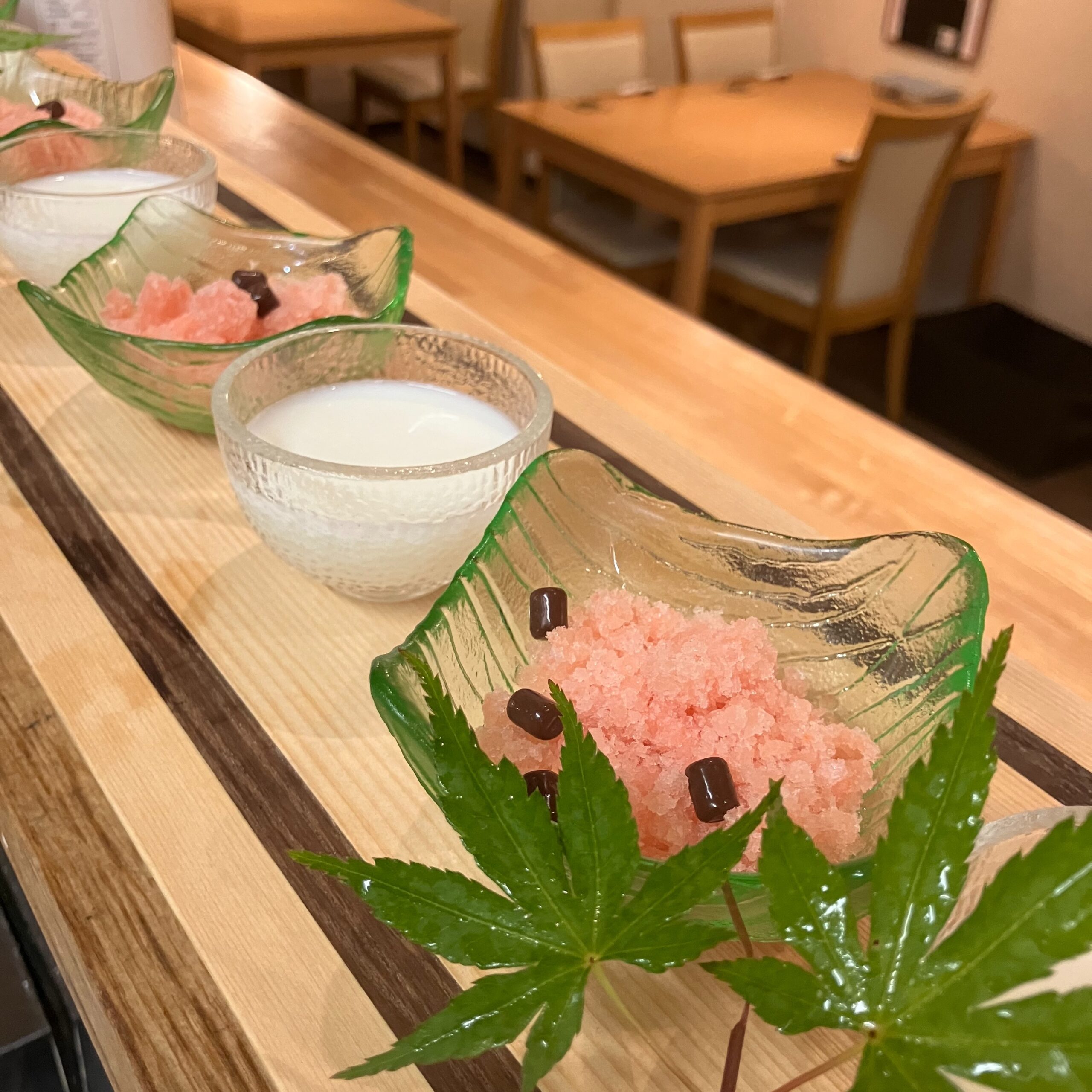 【おはしどころ菜でしこ】
〜夏デザート〜
コース料理の最後にお出しした、
スイカ果汁100%のシャーベットと
杏仁豆腐。
シャーベットには、
種に見立てたチョコレートを添えました。
それぞれを味わうのはもちろん、
交互に食べると、また違った美味しさを楽しめます。
最後の一口まで、
季節を感じてもらえたら嬉しいです。
──────
本庄駅南口ロータリー内 徒歩30秒
🍽 気軽に楽しむ和食
ご予約・お問い合わせはDMでも承っております
※DMは苗字だけでも大丈夫です。
