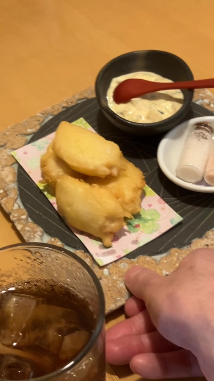 【おはしどころ菜でしこ】
〜梅タルタルのささみ天〜

ふわっと軽く。

中はしっとり。

そこに、
梅の酸味が心地良い
自家製の梅タルタルをたっぷりと。

ありがたいことに、
開店当初からたくさんのお客様に
ご注文いただいている一品です

～～～～～～～～～～～～

名物 梅タルタルのささみ天
🍽遊び心ある料理と演出
本庄駅徒歩30秒
Instagram DM予約OK