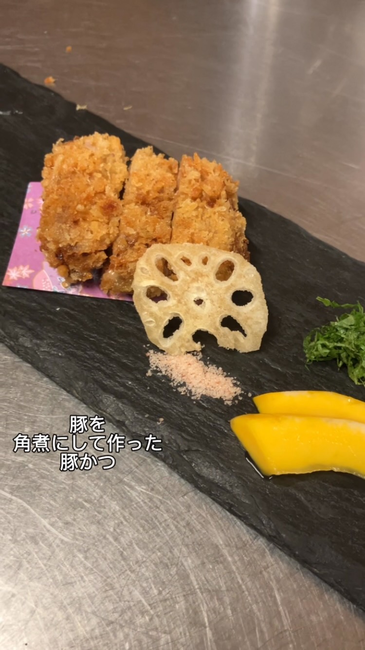 【おはしどころ菜でしこ】
〜豚を角煮にして作った豚かつ〜
⁡
豚肉をとろとろになるまで
じっくり煮込んで角煮に。
⁡
そこに衣をつけて、
豚かつにしました。
⁡
⁡
普通のとんかつとはひと味違って、
中はトロトロ。
とろけるような食感️
⁡
⁡
⁡
━━━━━━━━━━━━━━
⁡
本庄駅南口ロータリー内・徒歩30秒
🥢遊び心ある料理を気軽に楽しめる和食店
ご予約はInstagramのDMから承ります
⁡