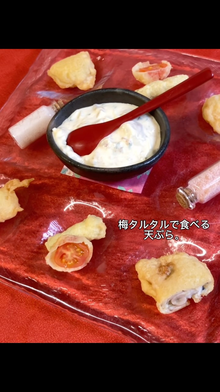 【おはしどころ菜でしこ】
〜天ぷらの盛り合わせ〜
⁡
2名様分の天ぷら盛り合わせ️
⁡
今回は、ささみ・アスパラ・トマト・牡蠣を盛り合わせました。
⁡
白い藻塩、ピンクの岩塩、梅タルタルをご用意しているので、お好みの食べ方で楽しんでいただけます。
⁡
初めてご来店される方は
まずは天ぷら盛り合わせを召し上がって
いただくのがオススメです️
⁡
⁡
⁡
━━━━━━━━━━━━━━
⁡
本庄駅南口ロータリー内・徒歩30秒
🥢名物「梅タルタルのささみ天」
ご予約はInstagramのDMから承ります
⁡
