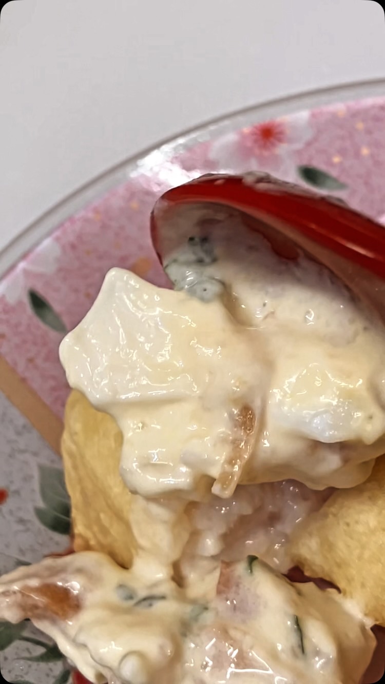 【おはしどころ菜でしこ】
〜梅タルタルのささみ天〜
サクッと軽い衣をかじると、
中からしっとり、やわらかなささみ。
そこへ、たっぷりの梅タルタル️
最初はまろやか。
あとから梅の酸味がふわっと追いかけてきて、
またひと口。
当店の名物です
────────────
本庄駅南口 徒歩30秒
一品料理 590円〜
お一人様・アラカルトもお気軽に
🥢コース料理・貸切も承ります
