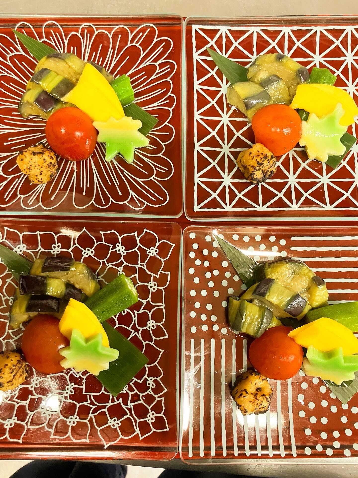 【おはしどころ菜でしこ】
〜夏野菜の盛り合わせ〜

夏らしい野菜を、
それぞれ違う仕立てで盛り合わせました。

なすの揚げ煮、
おくらのおひたし、
ミニトマトの含め煮、
生かぼちゃの甘酢漬け、
青もみじ麩。

ひと皿の中で、
味や食感の違いを少しずつ楽しめるように。

そのままでも、
香ばしい焼き味噌を少しつけても。

5000円のコースの1皿としてお出ししました️

━━━━━━━━━━━━━━

遊び心ある料理と演出
本庄駅徒歩30秒
インスタDM予約OK
🥢コース料理も承っています