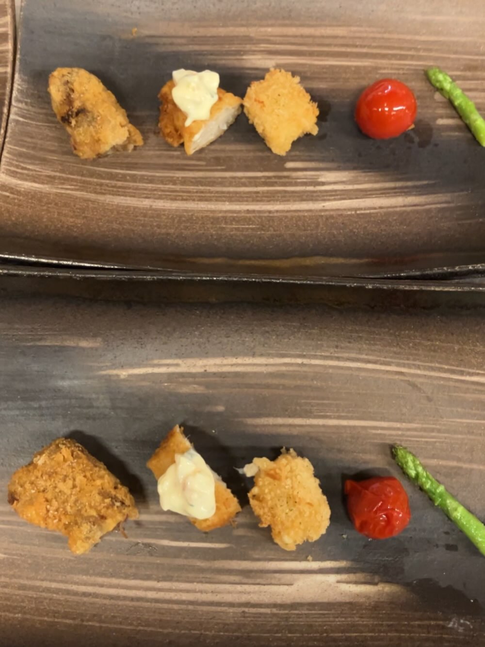 【おはしどころ菜でしこ】
〜いろいろ少しずつ、ミックスフライ〜
5000円コースから、
ミックスフライの一皿です
左から、
・豚の角煮を使ったとんかつ
・白身魚フライ 梅タルタル
・アーモンドチーズフライ
・揚げトマト
・揚げアスパラ
ひと皿の中でも、
いろいろな味を少しずつ。
当店のコース料理は、
いろいろな料理を少しずつ召し上がっていただけるので、
初めてご来店される方にも
かなりおすすめです️
━━━━━━━━━━━━━━
梅タルタルのささみ天が名物
遊び心ある料理と演出
本庄駅徒歩30秒
インスタDM予約OK

