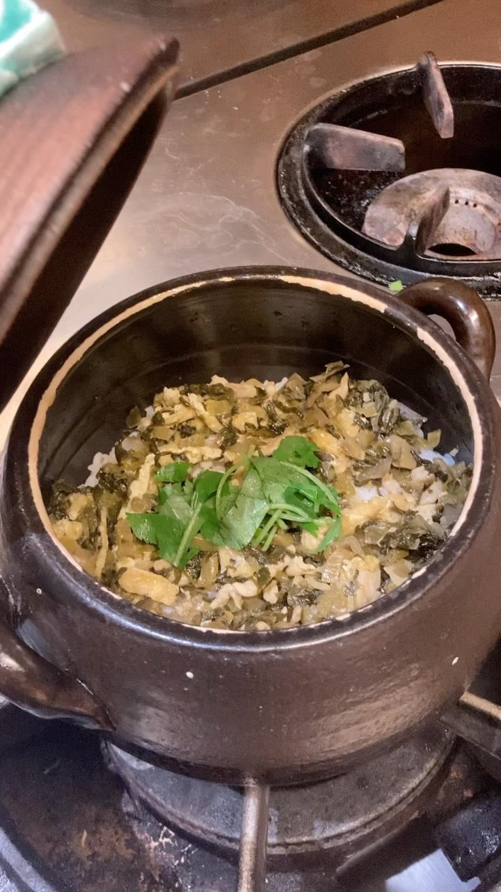 【おはしどころ菜でしこ】
〜豚と高菜の土鍋炊きご飯〜

蓋を開けると、
ふわっと立ちのぼる炊きたての香り。

魚沼産コシヒカリに、
豚の旨みと高菜の風味がじんわり。

ひと口食べると、しっかり旨い。
でも、思ったよりあっさり。

そして、またひと口。

炊きたてのお米って、
それだけで幸せの味がします️

────────────

本庄駅南口 徒歩30秒
魚沼産コシヒカリ使用
🥢コース料理・アラカルトどちらもございます
お一人様もお気軽に