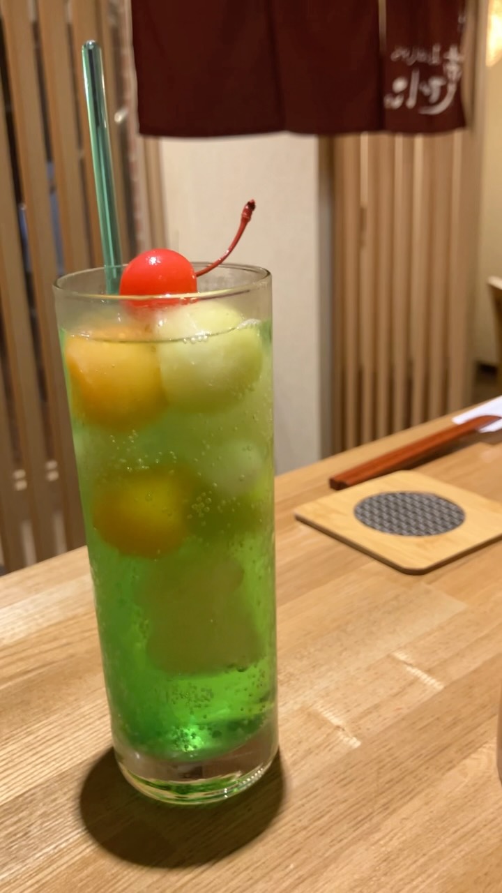 【おはしどころ菜でしこ】
〜大人の冷凍メロンソーダ〜
昭和の喫茶店のメロンソーダをイメージした、
少し大人のメロンソーダ
グラスの中には、
2色の冷凍メロンと
冷凍したナタデココ。
氷も普通の氷ではなく、
ジンジャーエールを凍らせて作っています。
どこか懐かしい見た目に、
冷たいメロンとナタデココの食感を加えた
遊び心のある一杯です
通常はお酒でお作りしていますが、
ノンアルコールにも変更できます。
そして、こちらは裏メニュー。
バニラアイスを乗せて
クリームソーダにもできます
ご希望の方は、
お気軽にお声がけください。
━━━━━━━━━━━━━━
遊び心ある料理と演出
本庄駅徒歩30秒
インスタDM予約OK
17:00〜22:30
