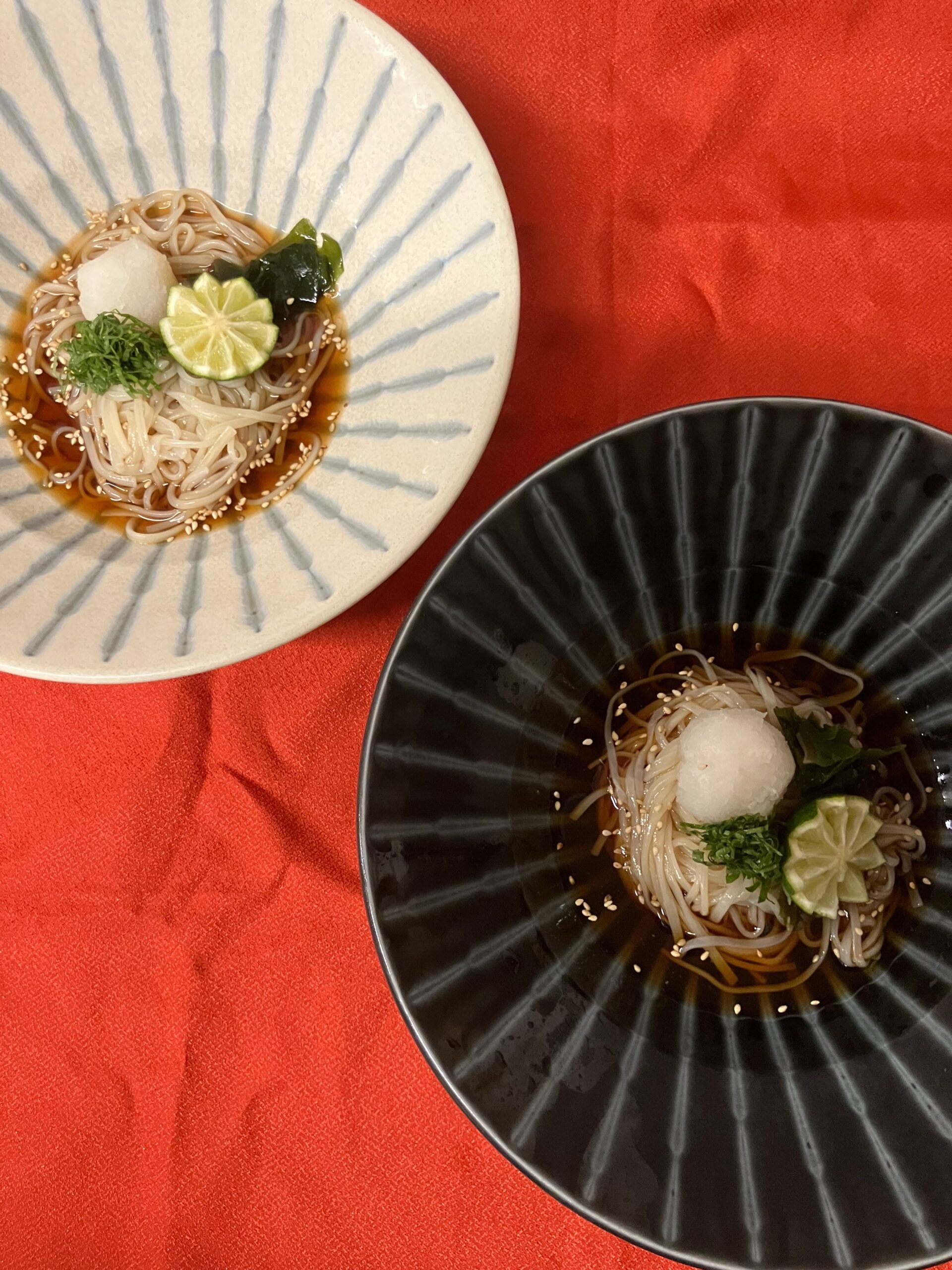 【おはしどころ菜でしこ】
〜すだちおろしうどん〜
⁡
5,000円コースの締めに、
すだちおろしうどんをお出ししました。
⁡
この日はコースの中盤で
少しだけお寿司をお出ししていたので、
最後はご飯ものではなく、うどんで。
⁡
使っているのは、
太いうどんではなく細い稲庭うどん。
⁡
大根おろしとすだちを合わせて、
暑い時期でもするっと食べられる
さっぱりした締めにしています。
⁡
夏の和食のコースなら、
こういう終わり方も自分は好きです
⁡
━━━━━━━━━━━━━━
⁡
遊び心ある料理と演出
本庄駅徒歩30秒
インスタDM予約OK
🥢5,000円からコース料理をご用意しています
⁡
