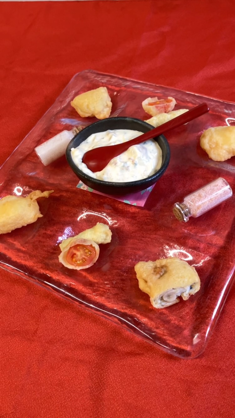 【おはしどころ菜でしこ】
〜初めての方には、まずこれを。〜
⁡
⁡
天ぷらの盛り合わせ。
⁡
ささみやトマトなど、
いろいろな天ぷらを楽しめますが、
⁡
初めてご来店される方には
まず、ささみ天を
梅タルタルで召し上がっていただきたいです。
⁡
ふわっと軽く揚げたささみ天に、
爽やかな酸味の梅タルタルを
たっぷりとのせて。
⁡
沢庵の食感と大葉の香りも加わり、
重たくならず、すっきりと食べられます️
⁡
菜でしこに来たら、
まず味わっていただきたい一品です。
⁡
━━━━━━━━━━━━━━
⁡
本庄駅南口ロータリー内・徒歩30秒
🥢遊び心ある料理を気軽に楽しめる和食店
ご予約はInstagramのDMから承ります
⁡