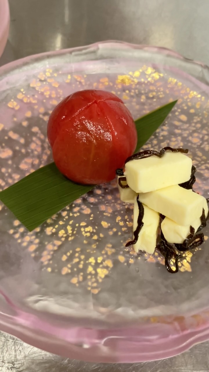 【おはしどころ菜でしこ】
〜トマト甘酢漬けの和風カプレーゼ〜
⁡
糖度の高いトマトを、
すっきりした甘さの甘酢漬けに
⁡
そこへ合わせるのは、
チーズの塩昆布和え。
⁡
トマトの甘みと酸味に、
チーズのコクと塩昆布の旨みが重なると、
口の中で味がふくらみます️
⁡
それぞれでも美味しいですが、
ぜひ一緒に召し上がっていただきたい一皿です。
⁡
━━━━━━━━━━━━━━
⁡
遊び心ある料理と演出
本庄駅徒歩30秒
インスタDM予約OK
🥢一品590円〜990円（刺身盛・土鍋ごはん除）
⁡